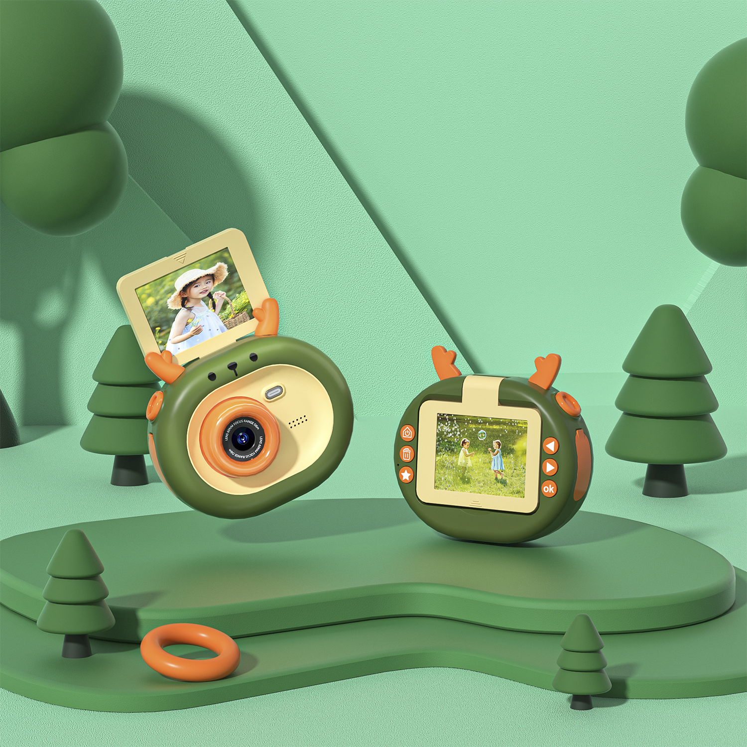 Due fotocamere giocattolo verdi con corna simili a cervi sono su una superficie verde. Una mostra una foto, l'altra ha pulsanti.