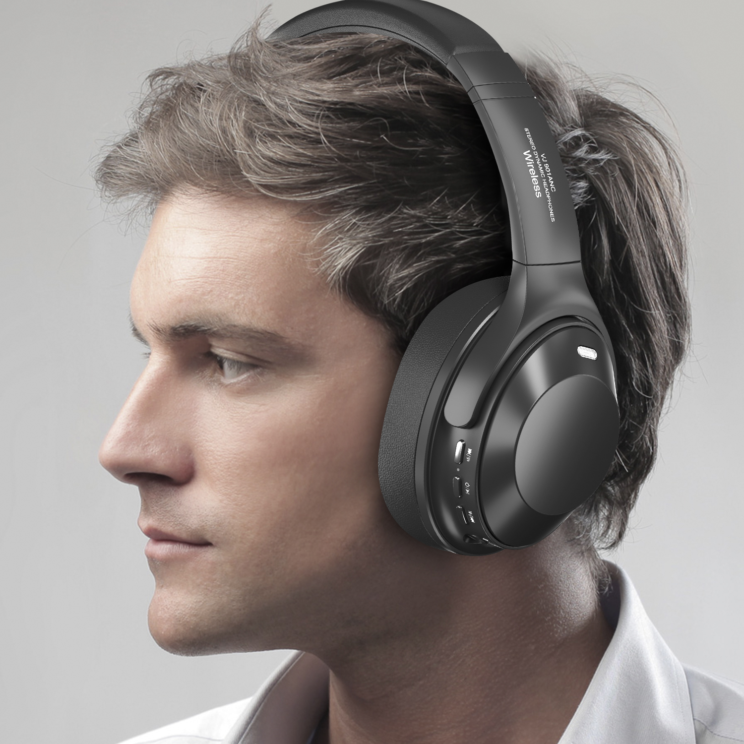 Uomo con cuffie wireless nere, profilo laterale, con le cuffie sulle orecchie e intorno al collo.