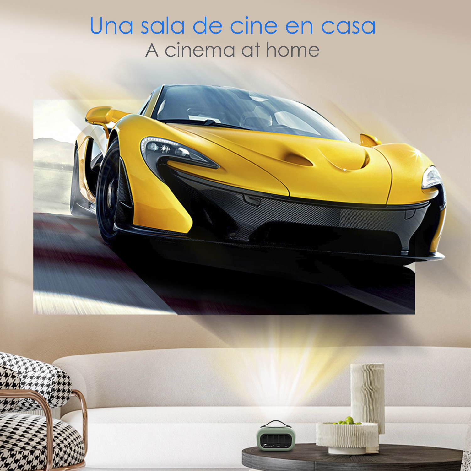 Coche deportivo amarillo en una pantalla. Luces de proyector en un sofá blanco, con dos jarrones.