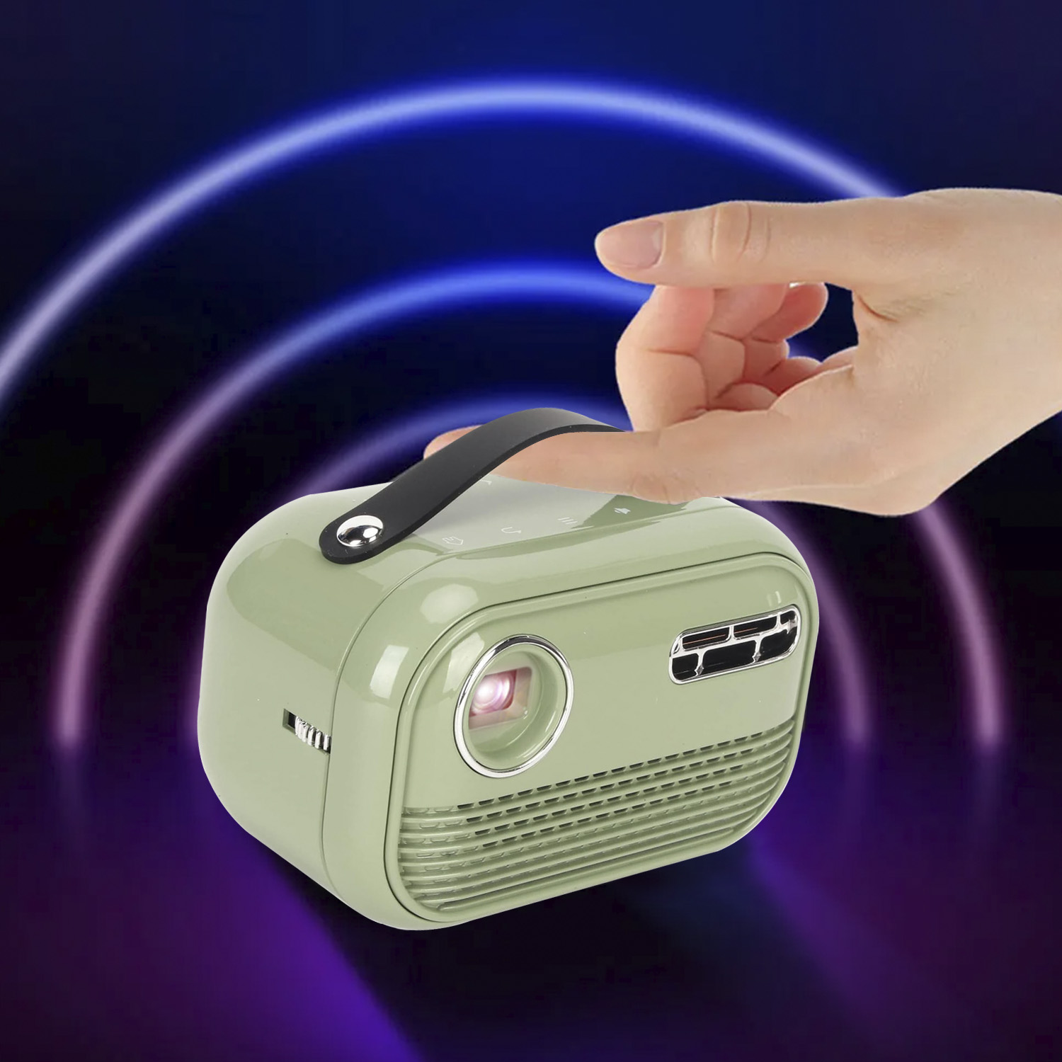 Proyector verde con mano tocándolo, fondo morado y azul.