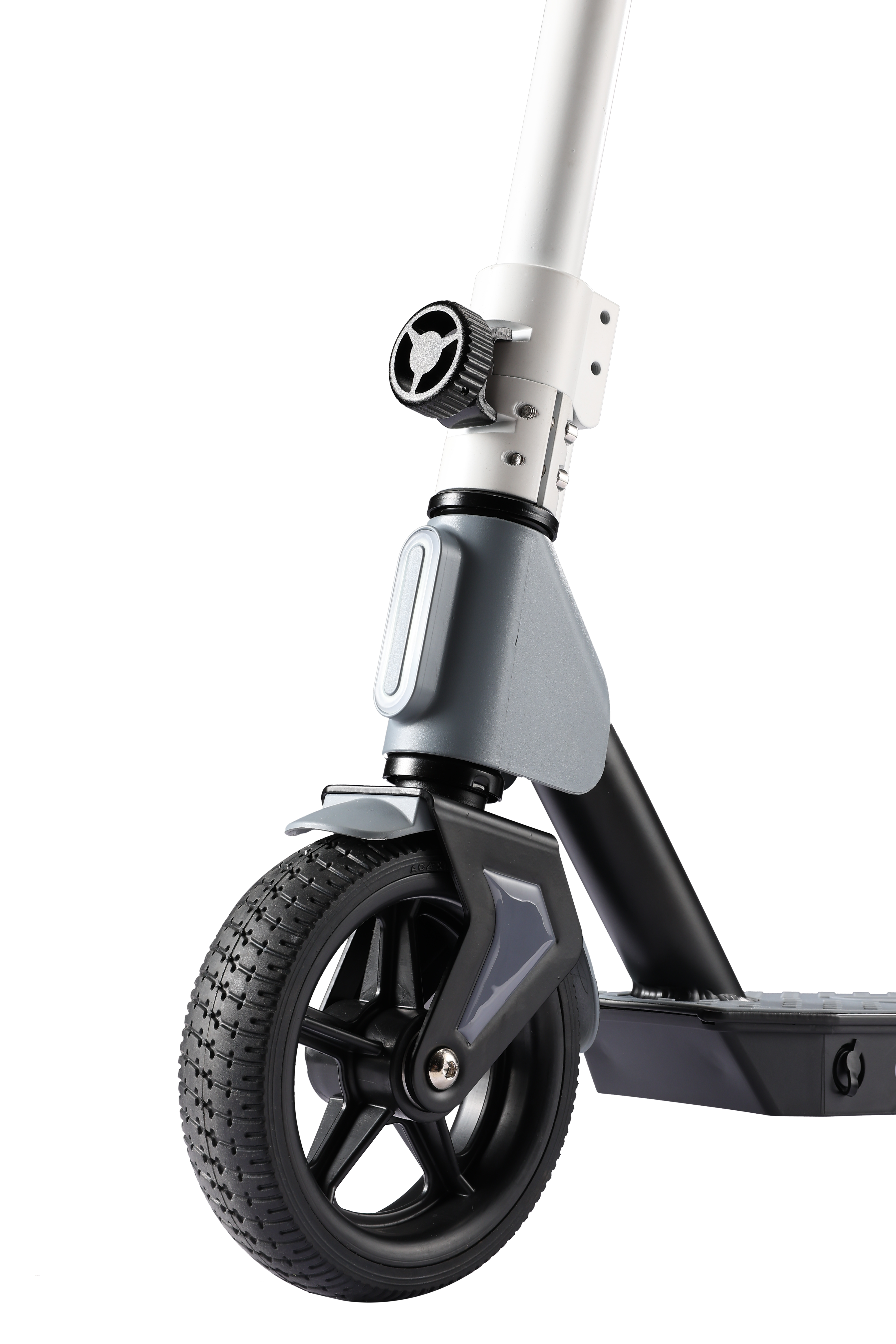 Zbliżenie przedniego koła hulajnogi elektrycznej, szare i czarne, czarne tło.