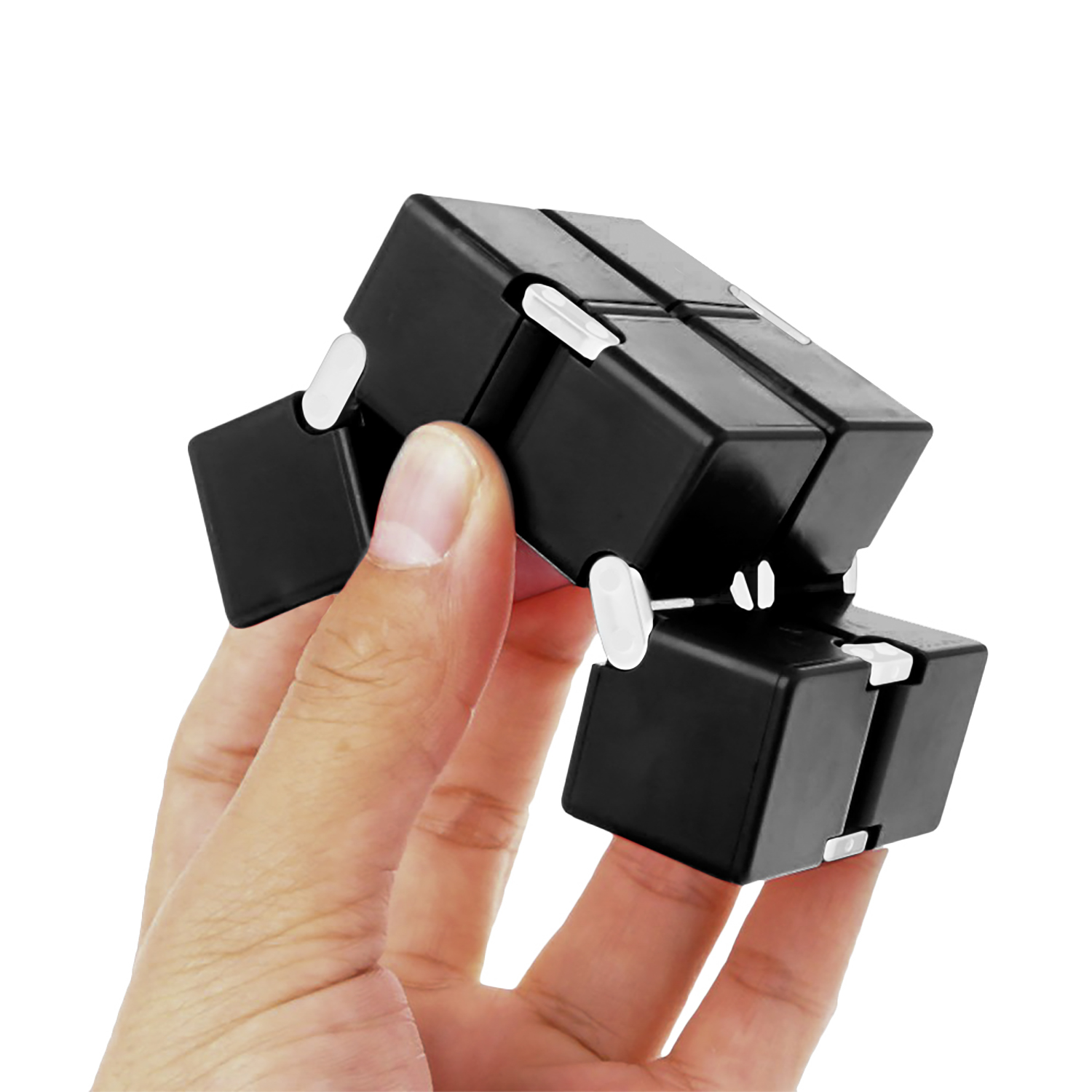 La mano de una persona sosteniendo un cubo infinito negro. El cubo es negro y blanco.