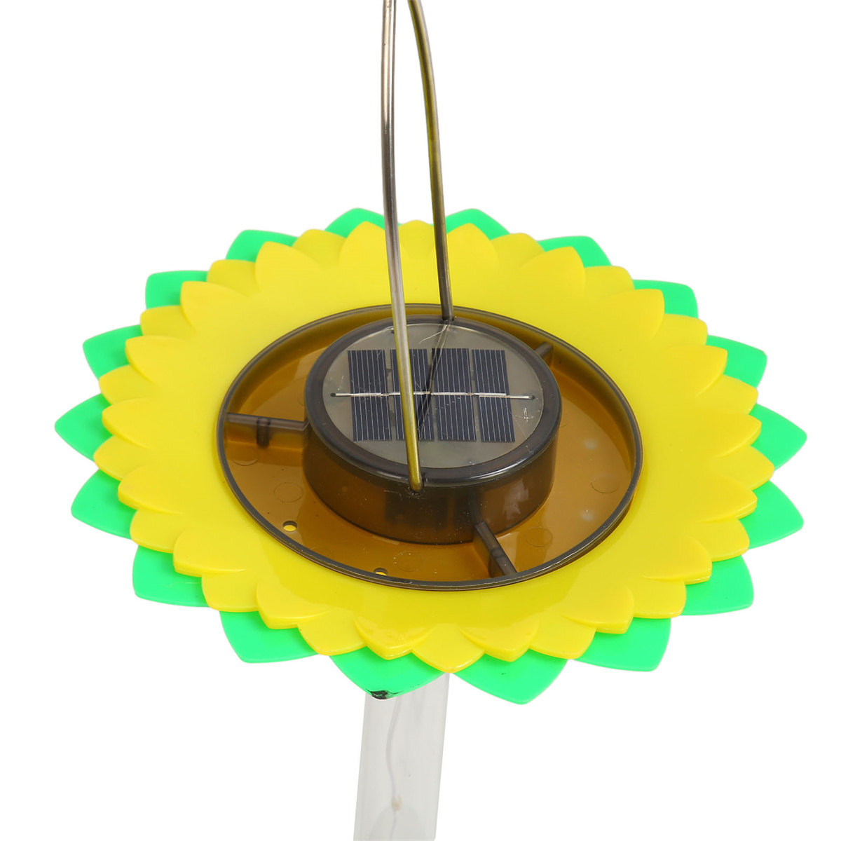 Eine solarbetriebene Sonnenblumen-Dekoration. Sie hat eine gelbe und grüne Blüte mit dunklem Zentrum.