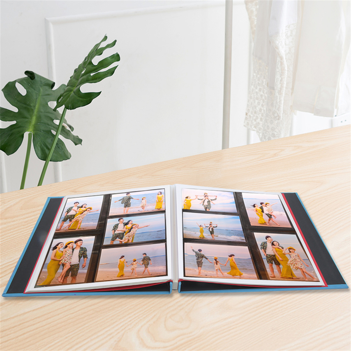Offenes Fotoalbum auf einem Holztisch, das mehrere Fotos von Personen zeigt.