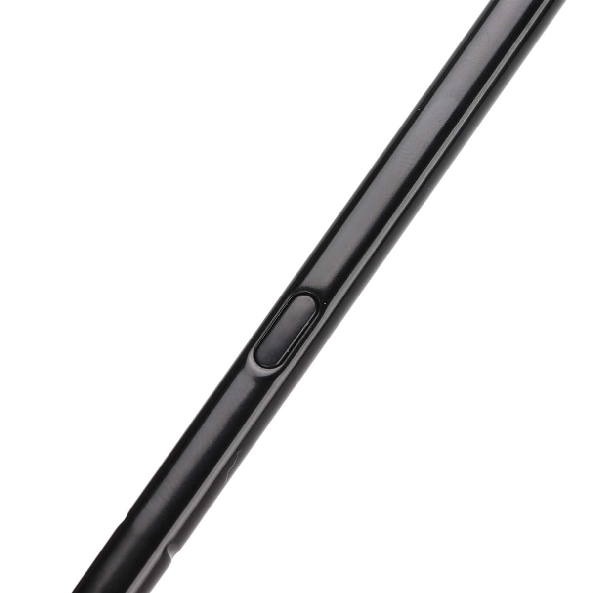 Ein schwarzer Eingabestift mit einem Knopf an der Seite, vor weißem Hintergrund betrachtet.