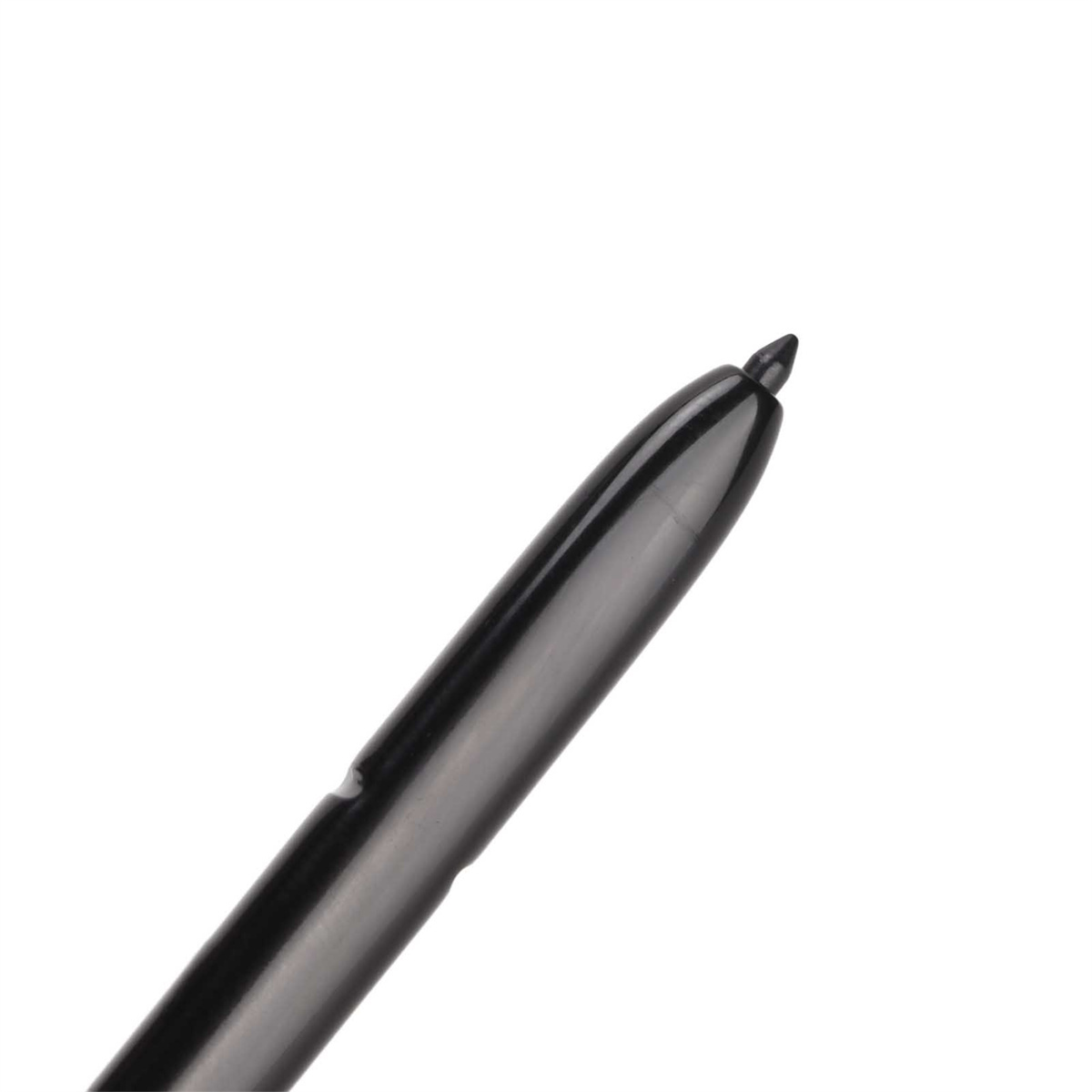 Ein schwarzer Eingabestift mit einer spitzen Spitze. Der Stift ist zum Betrachter geneigt.