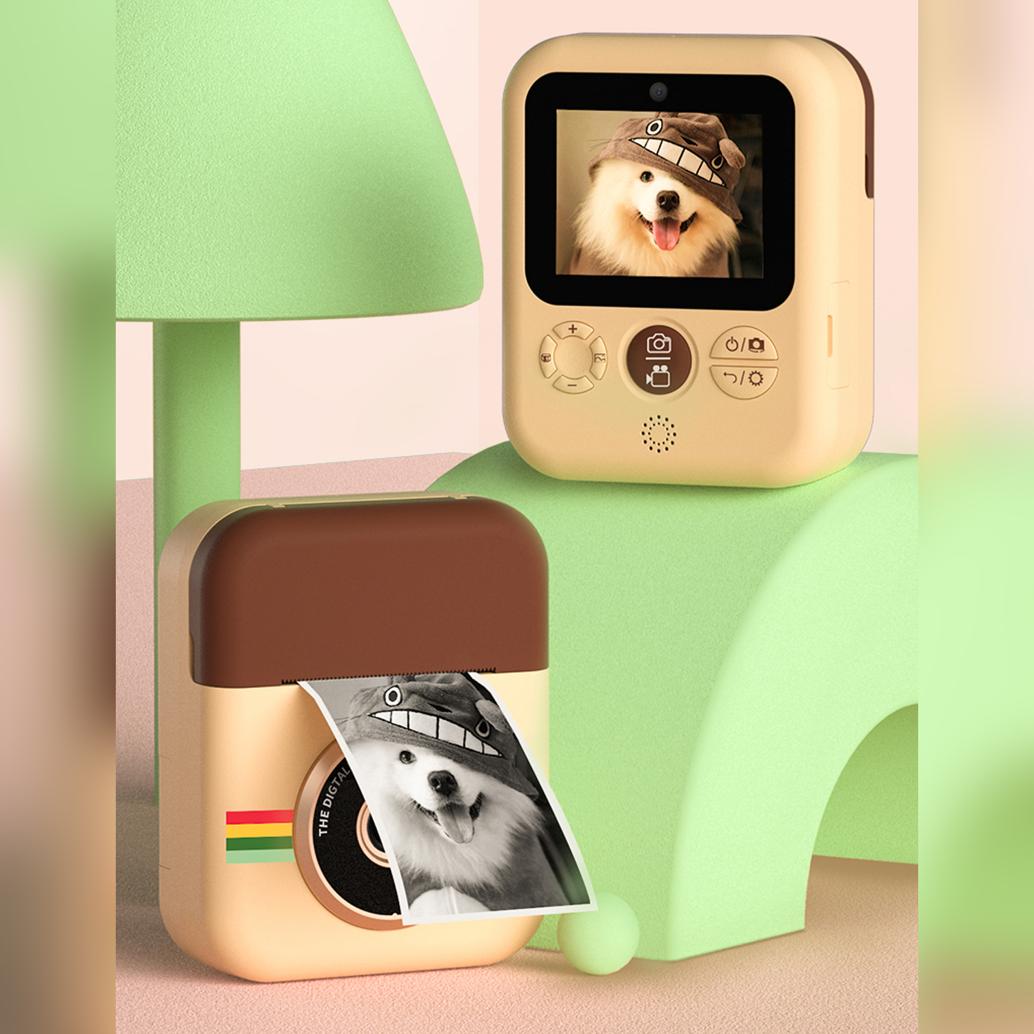 Ein Fotodrucker mit einem Bildschirm, der einen Hund mit Hut und ein gedrucktes Foto zeigt.