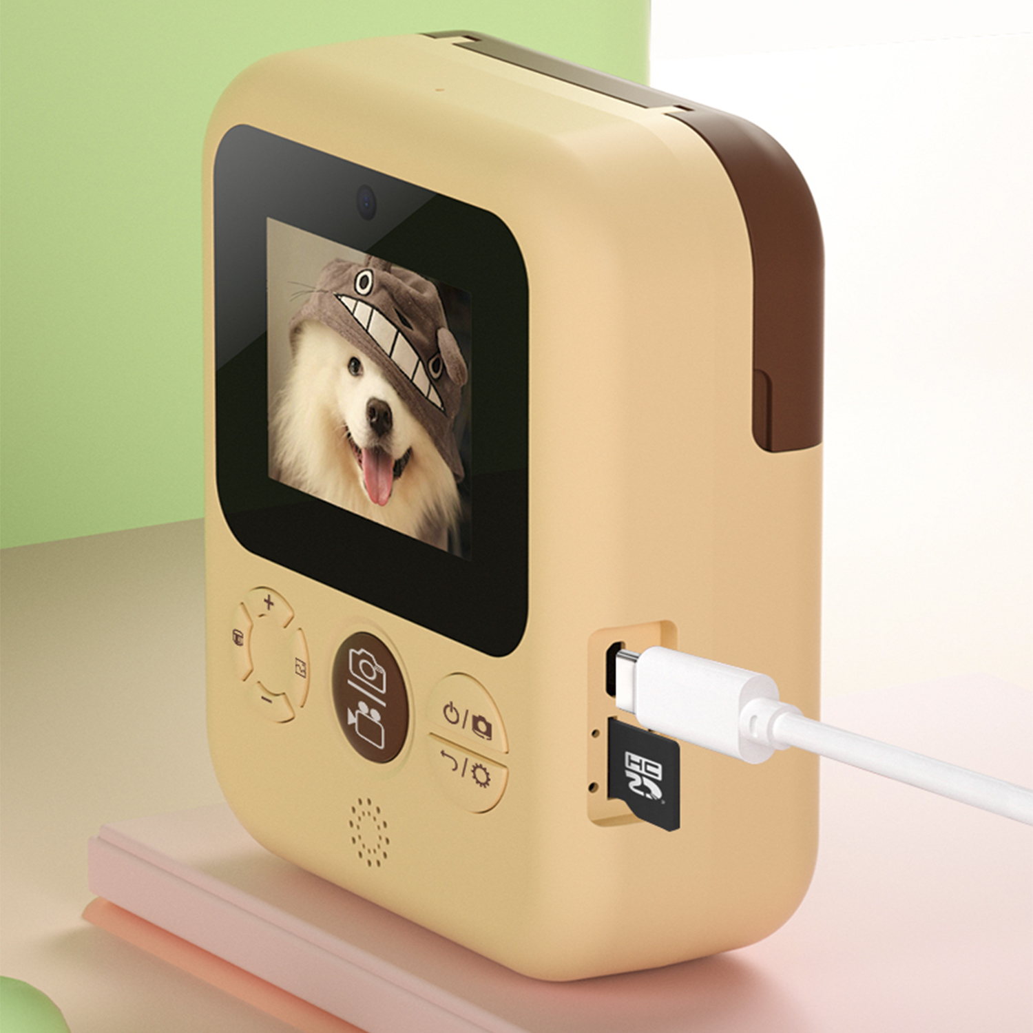 Hellbraune und braune Sofortbildkamera mit Hundefoto auf dem Bildschirm, SD-Karte und USB-Kabel.