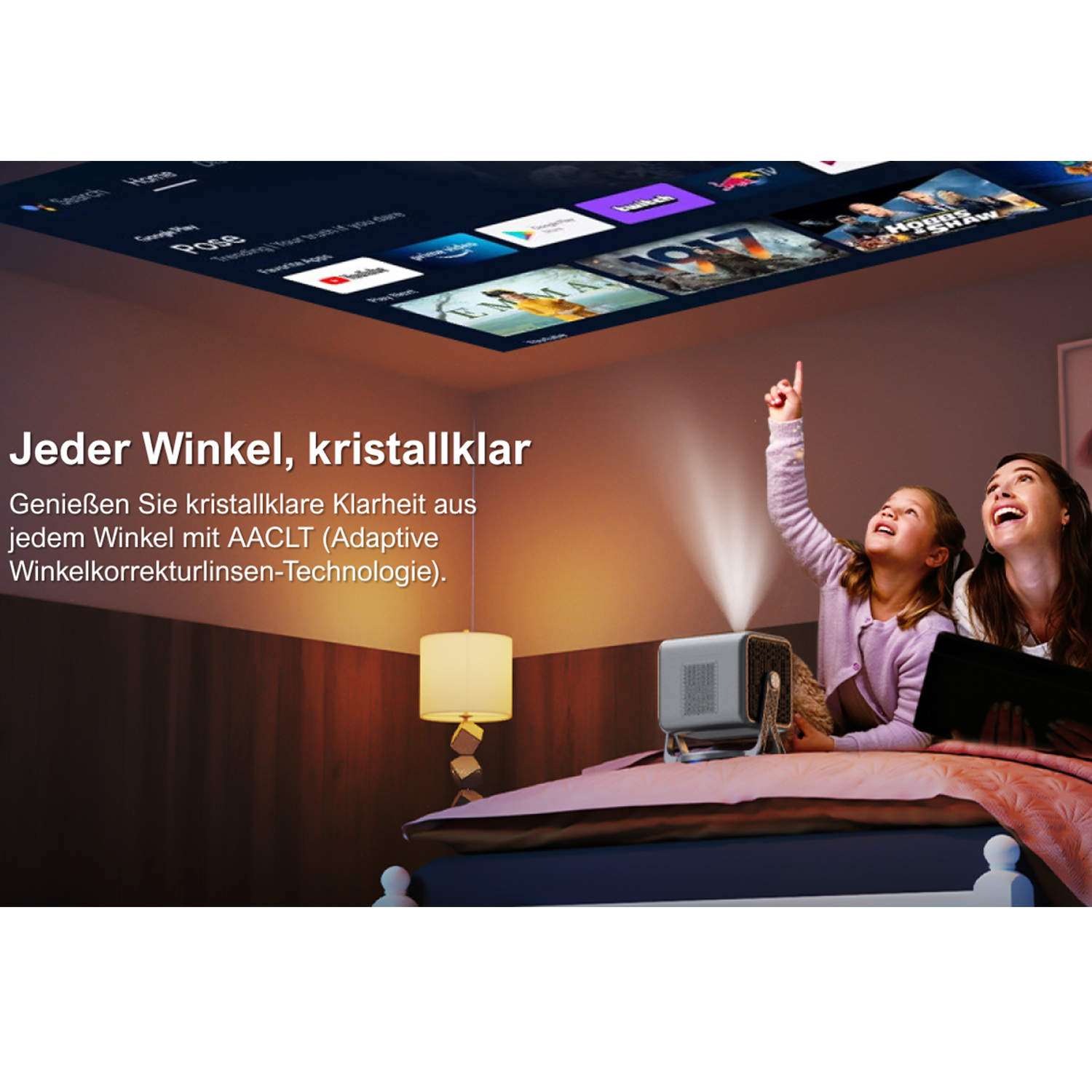 Ein Projektor, der auf eine Decke projiziert, zeigt eine Frau und ein Mädchen, das auf den Bildschirm zeigt.