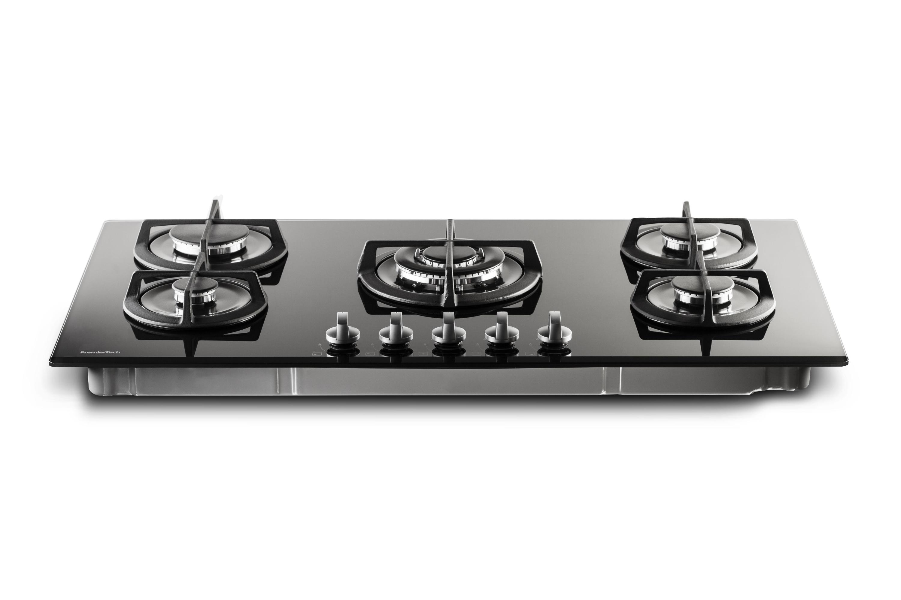 Piano cottura a gas in vetro nero con cinque fuochi e manopole. Visibile il marchio PremierTech.