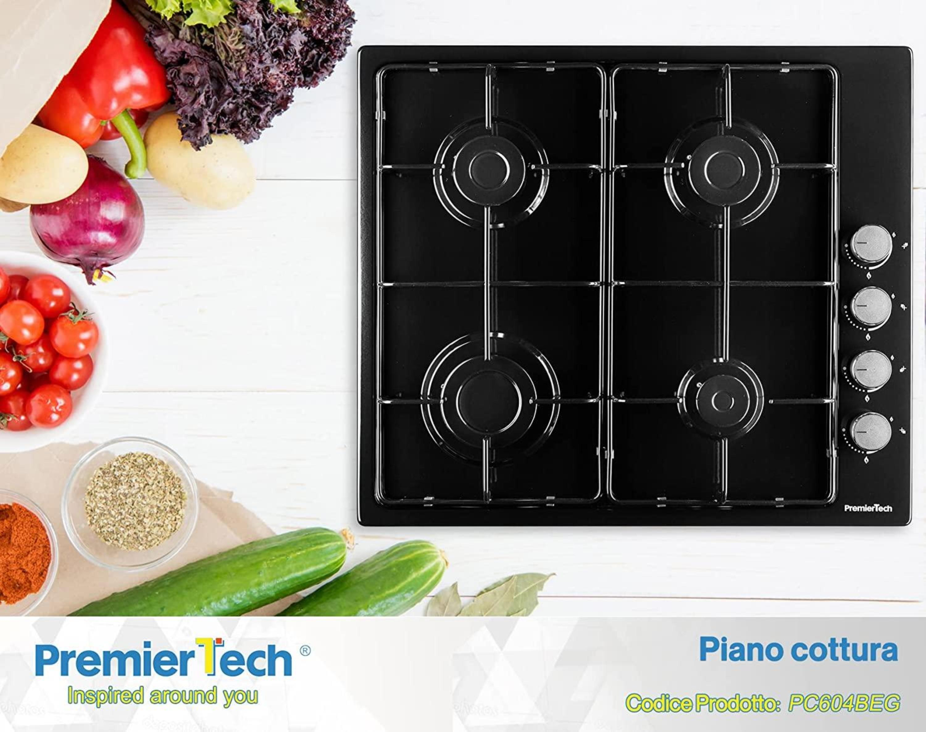 Un piano cottura a gas con quattro fuochi, verdure e ingredienti su superficie in legno. Logo PremierTech presente.