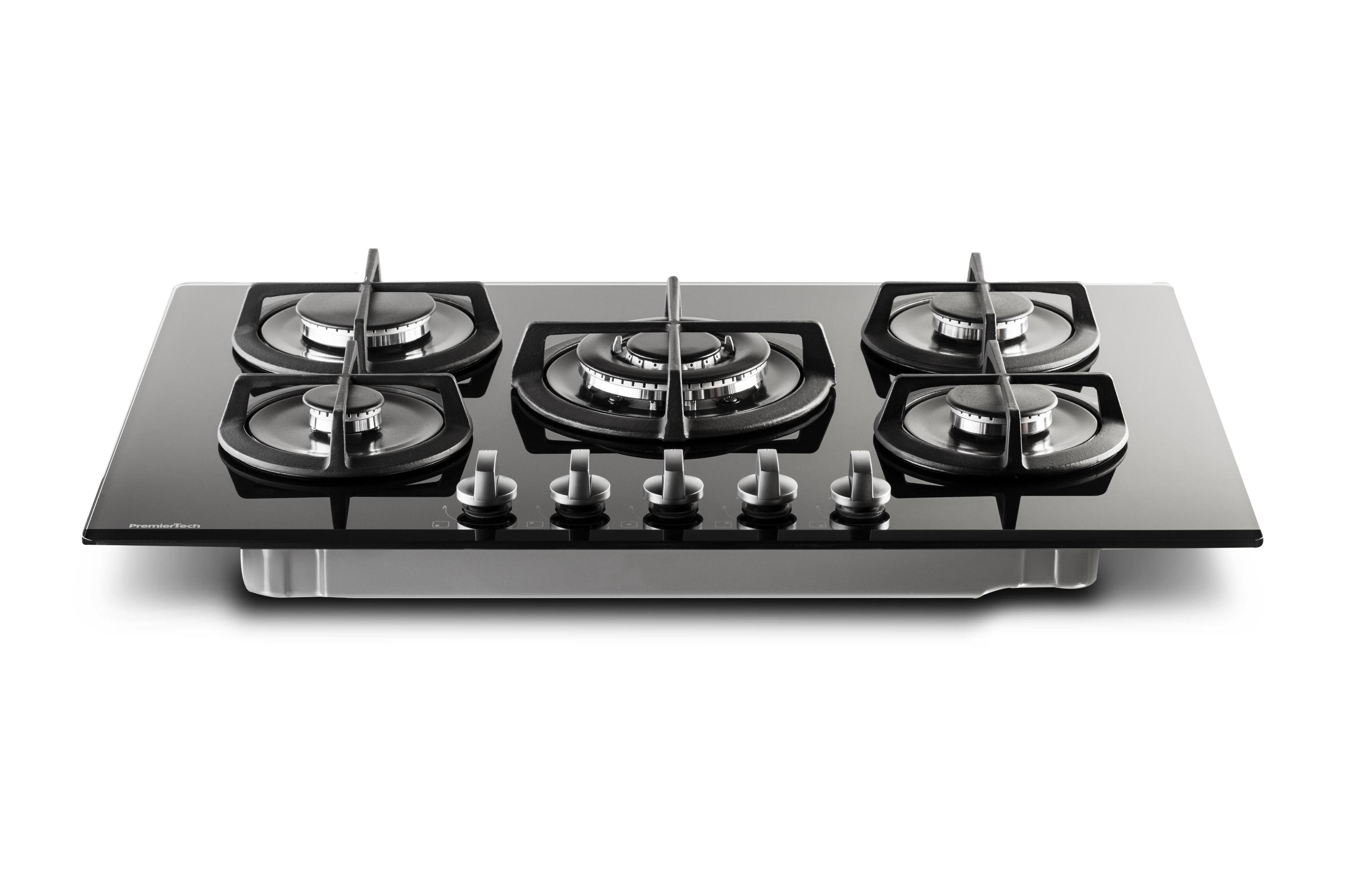 Piano cottura a gas in vetro nero con cinque fuochi e manopole. Visibile il marchio PremierTech.