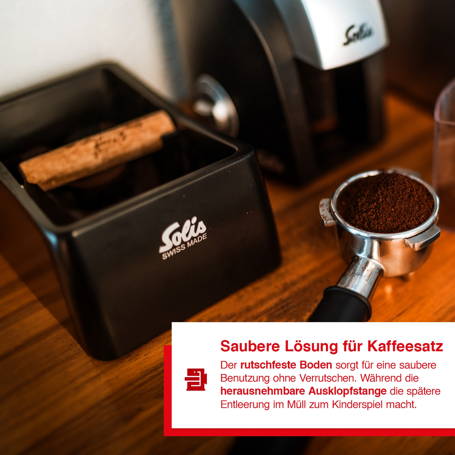 Ein Kaffeesatzbehälter und eine Solis-Kaffeemaschine mit Text über die saubere Entsorgung.