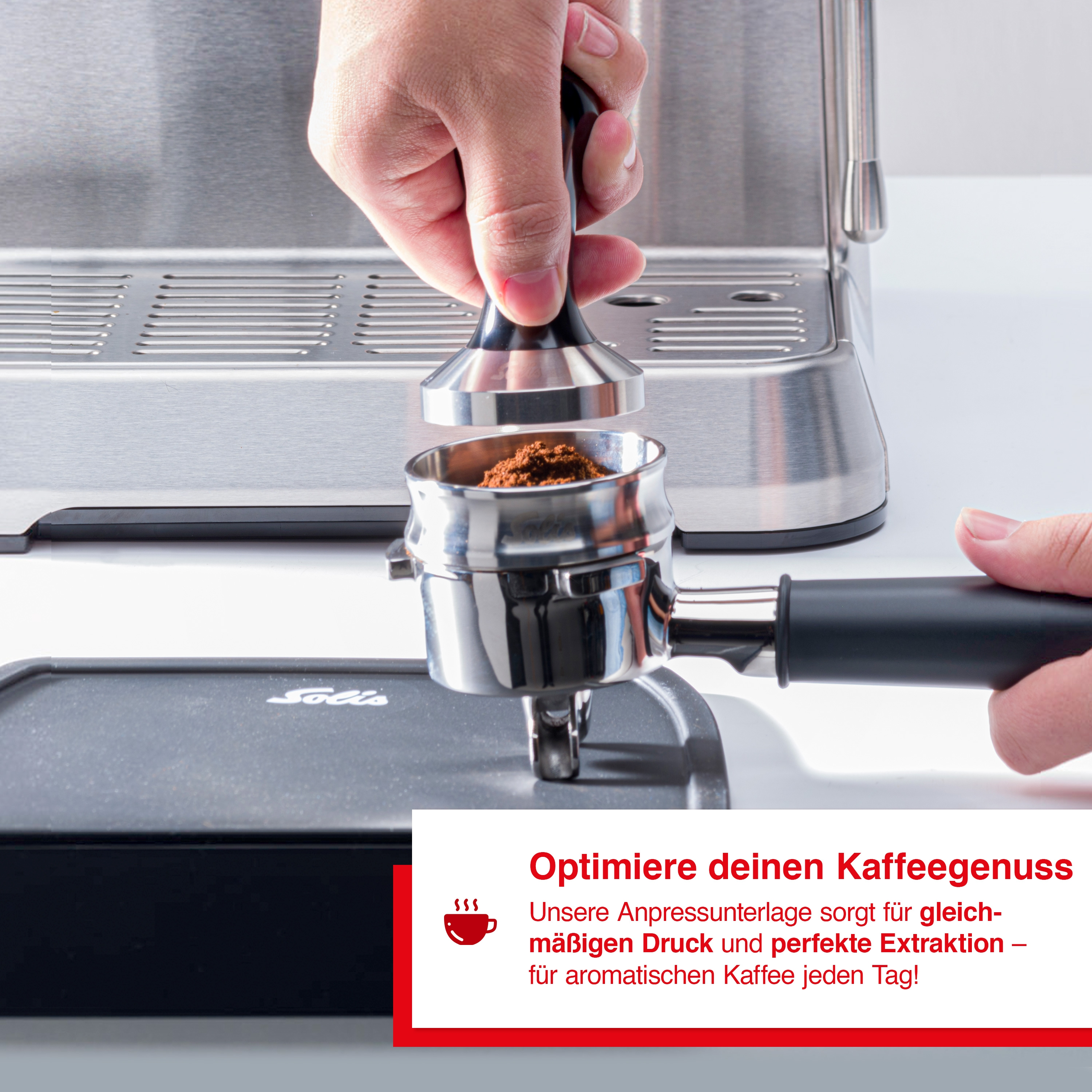 Hände, die Kaffeepulver in einen Siebträger pressen, auf einer Kaffeemaschine.