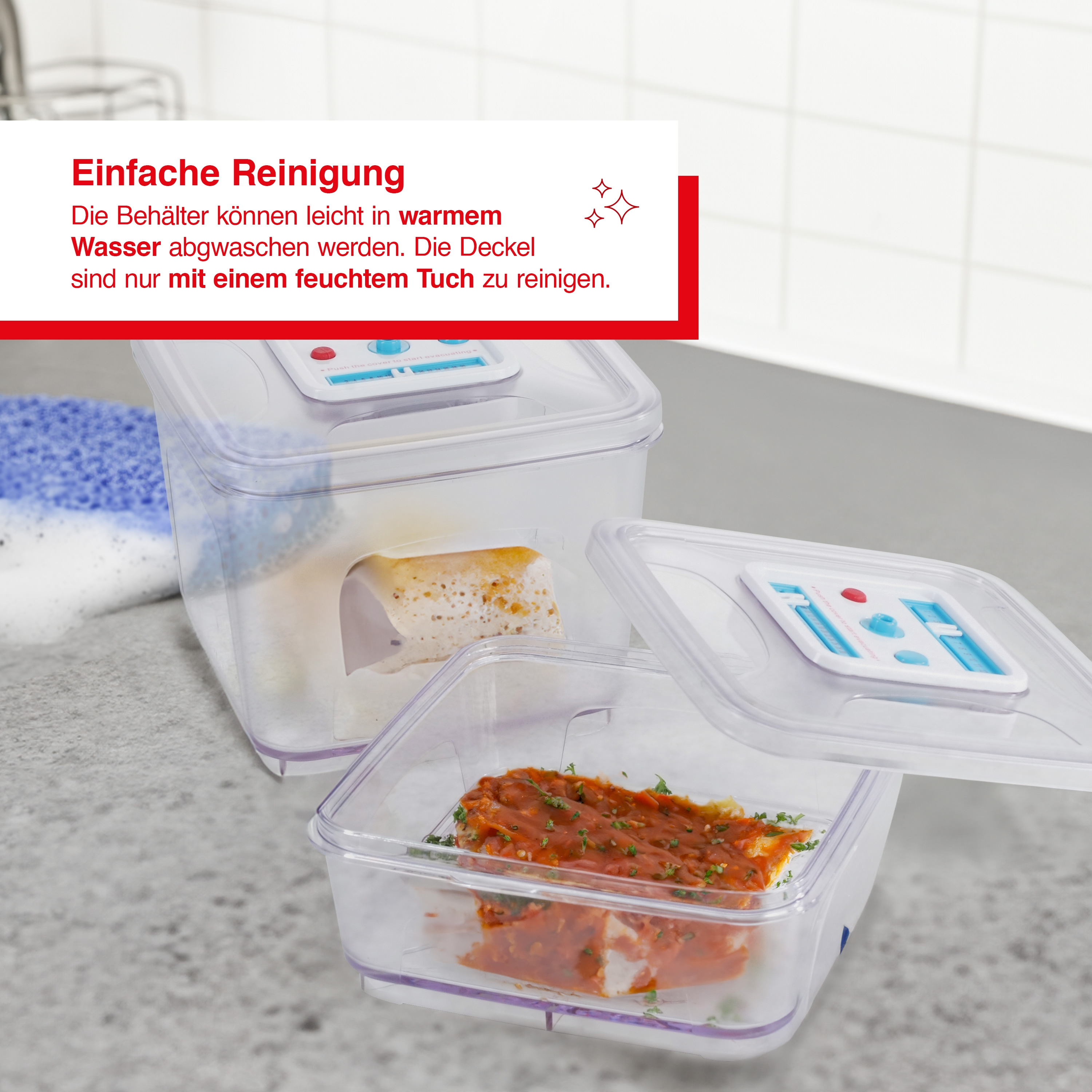 Zwei durchsichtige Lebensmittelbehälter mit Deckeln, mit einem Schwamm und Text über die einfache Reinigung.