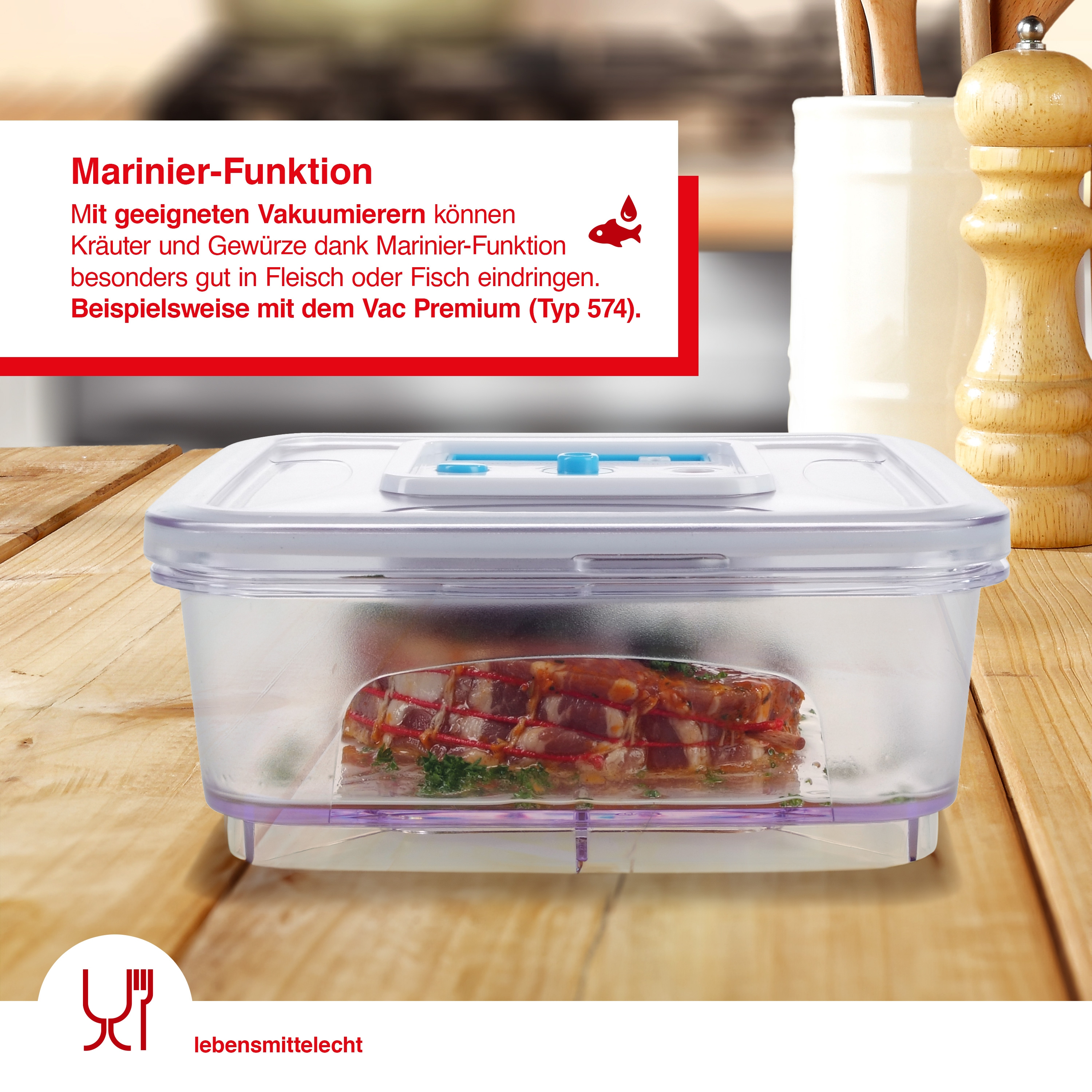 Klarer Behälter mit Fleisch auf einer Holzoberfläche.
