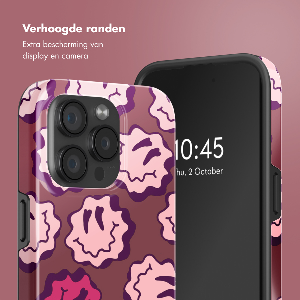Gros plan d'un téléphone dans un étui rose avec des smileys. L'écran affiche l'heure et la date.