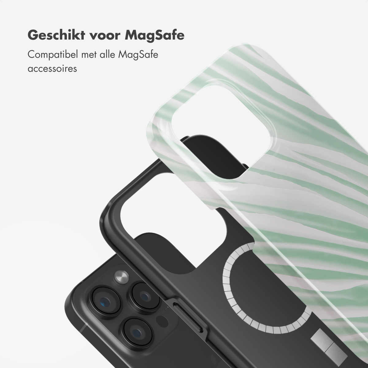 Gros plan sur une coque de téléphone noire avec un motif vert et blanc. Le téléphone est noir.