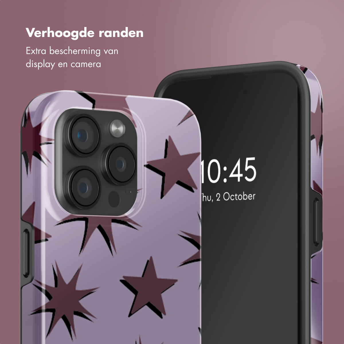 Gros plan sur un téléphone dans une coque à motifs d'étoiles. Les étoiles sont bordeaux. Le téléphone affiche l'heure.