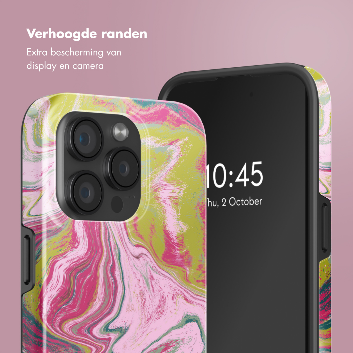 Un téléphone dans un étui coloré. L'écran affiche l'heure.