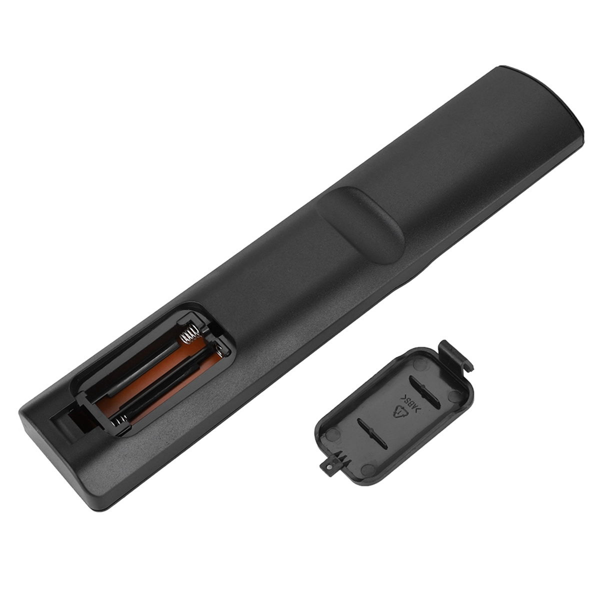 Schwarze Fernbedienung mit geöffnetem Batteriefach. Batterien sind sichtbar. Weißer Hintergrund.