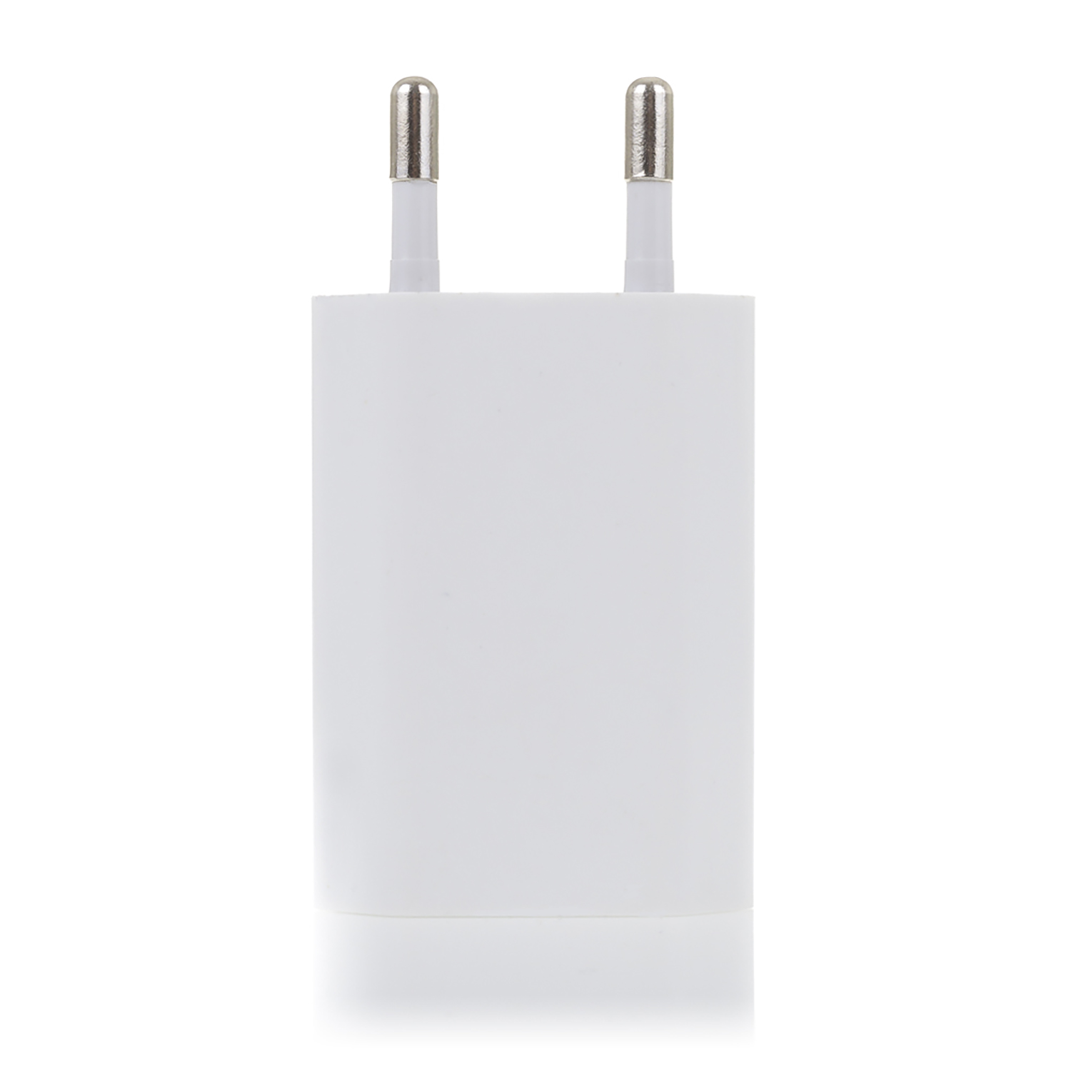 Cargador de teléfono blanco con dos clavijas plateadas. Fondo blanco con una ligera sombra.