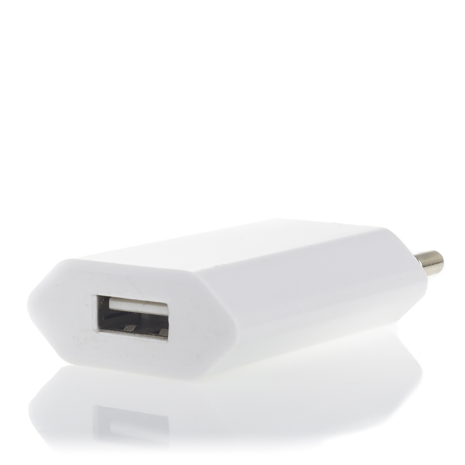 Un cargador USB blanco con un puerto USB rectangular y un conector de clavija.