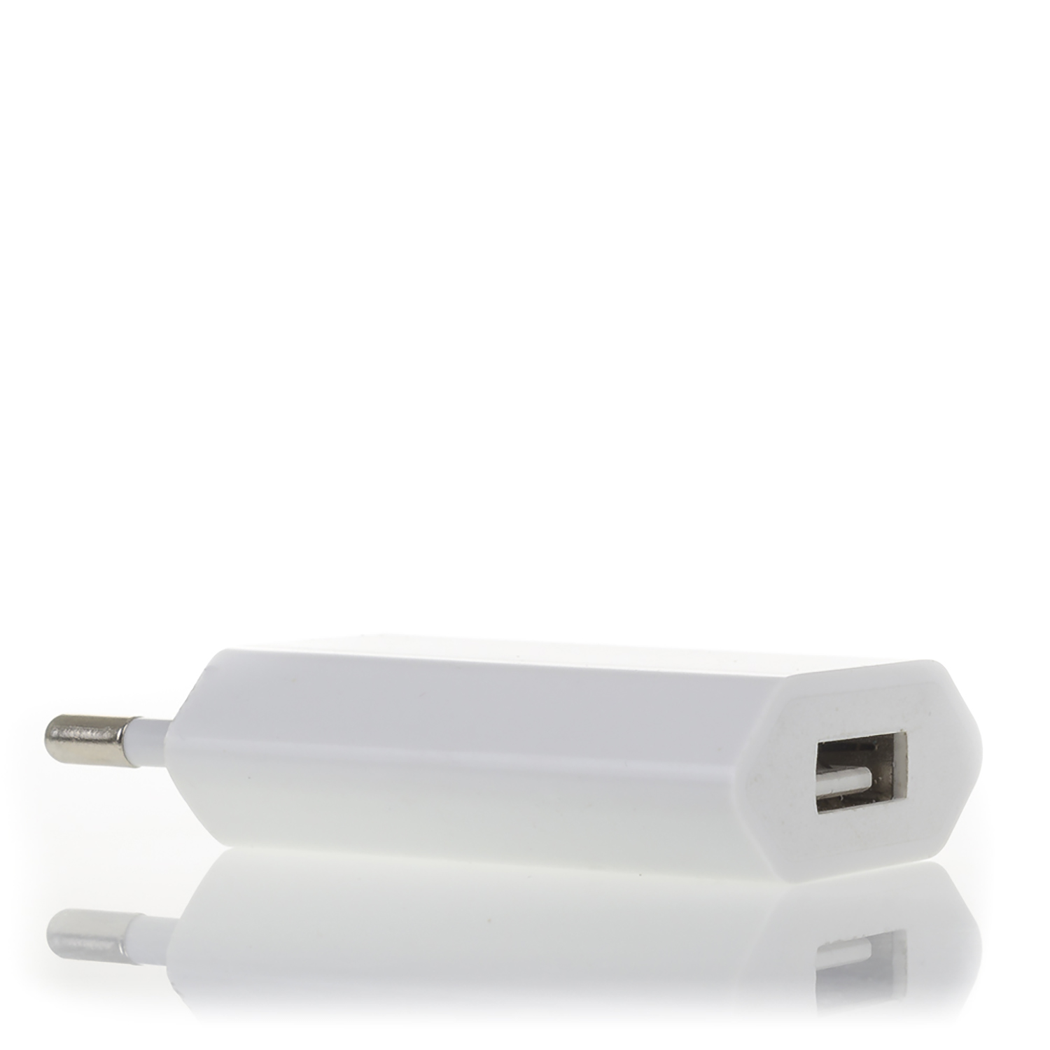 Cargador USB blanco con clavija plateada y puerto USB.