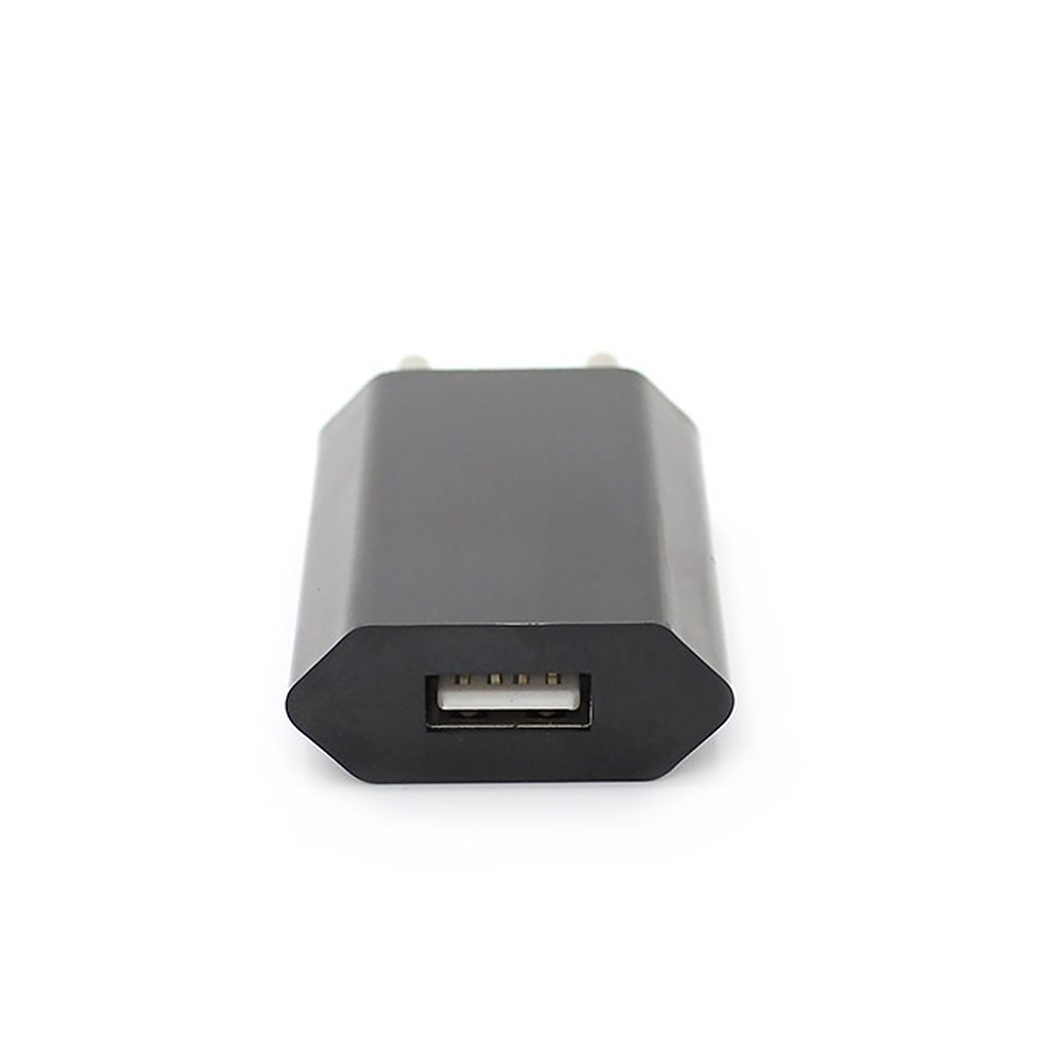 Adattatore caricatore USB nero con porta USB. Sfondo bianco.