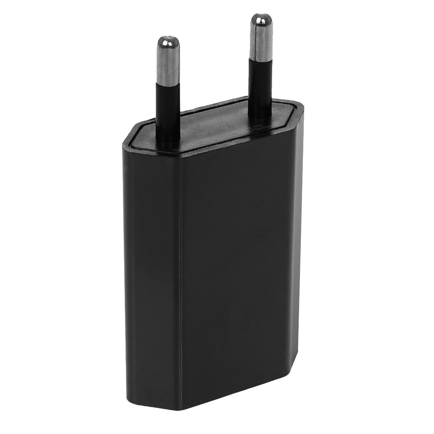 Enchufe adaptador de corriente negro con dos clavijas, aislado sobre fondo blanco.
