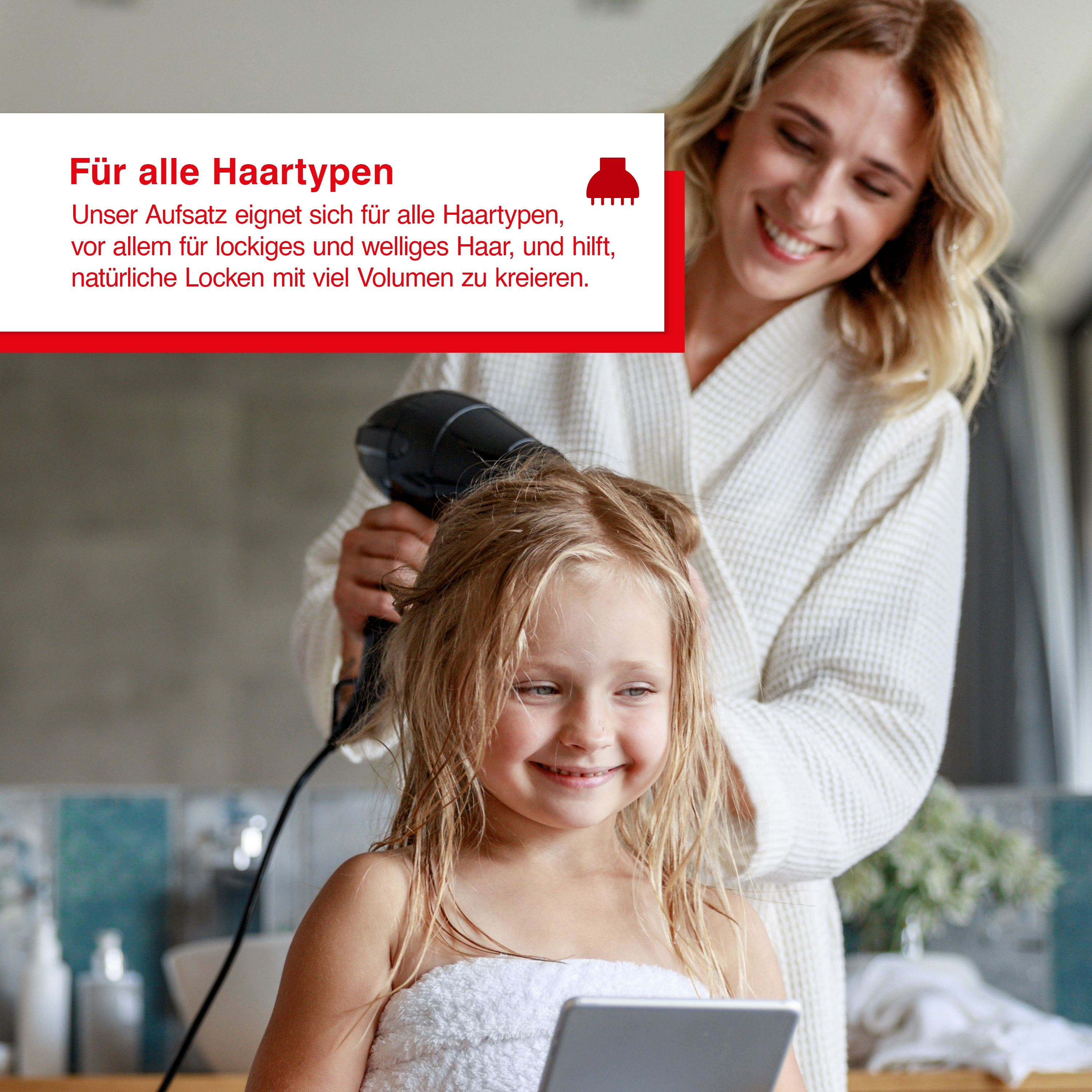 Frau trocknet Haare eines Mädchens mit einem Fön, in einem Badezimmer. Text in Rot.