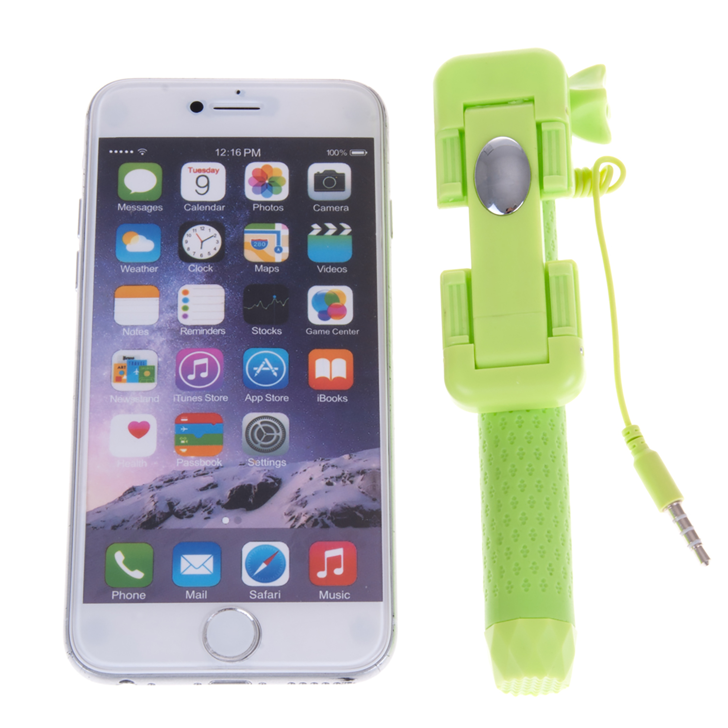 Telefono bianco con un selfie stick verde attaccato. Il telefono mostra icone app e ora.