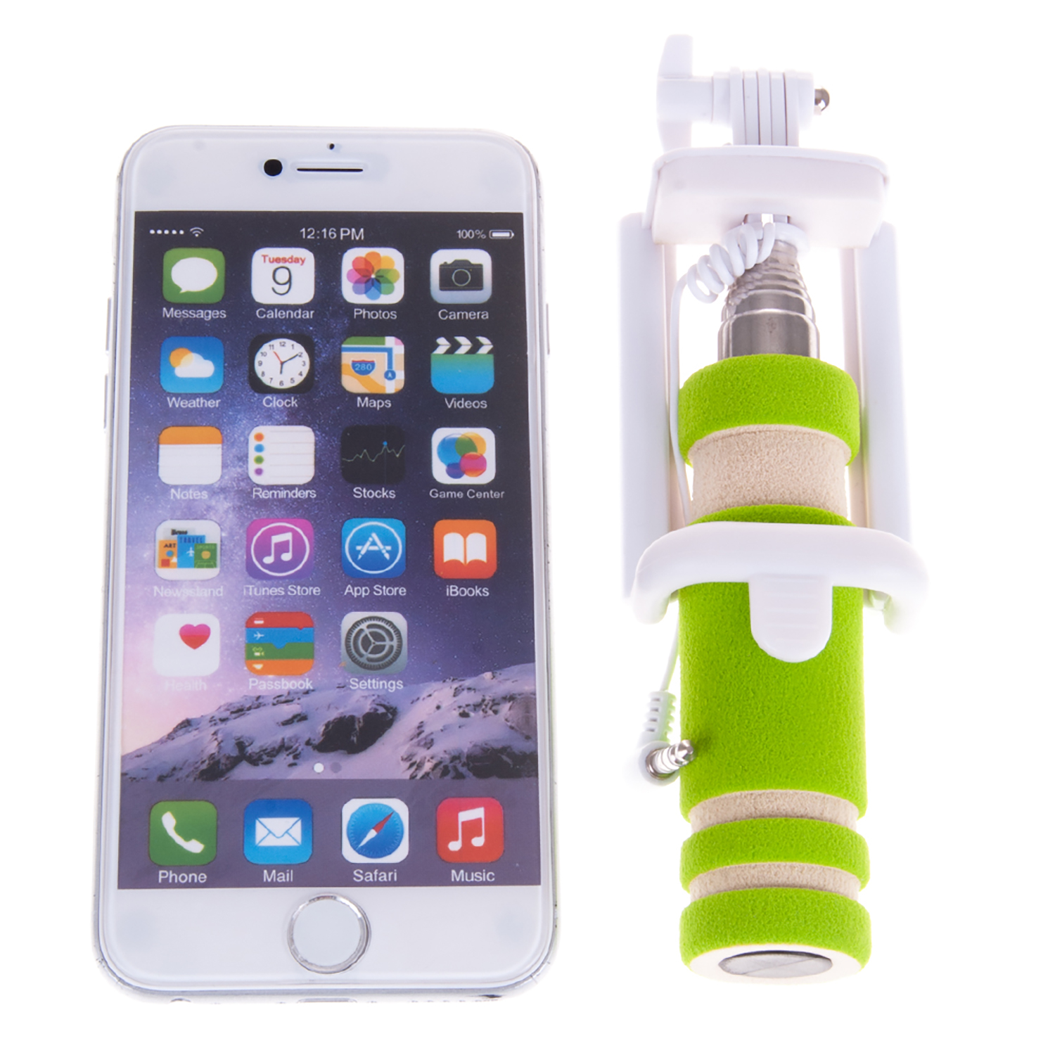 iPhone bianco con app sullo schermo e un bastone per selfie bianco con dettagli verdi.