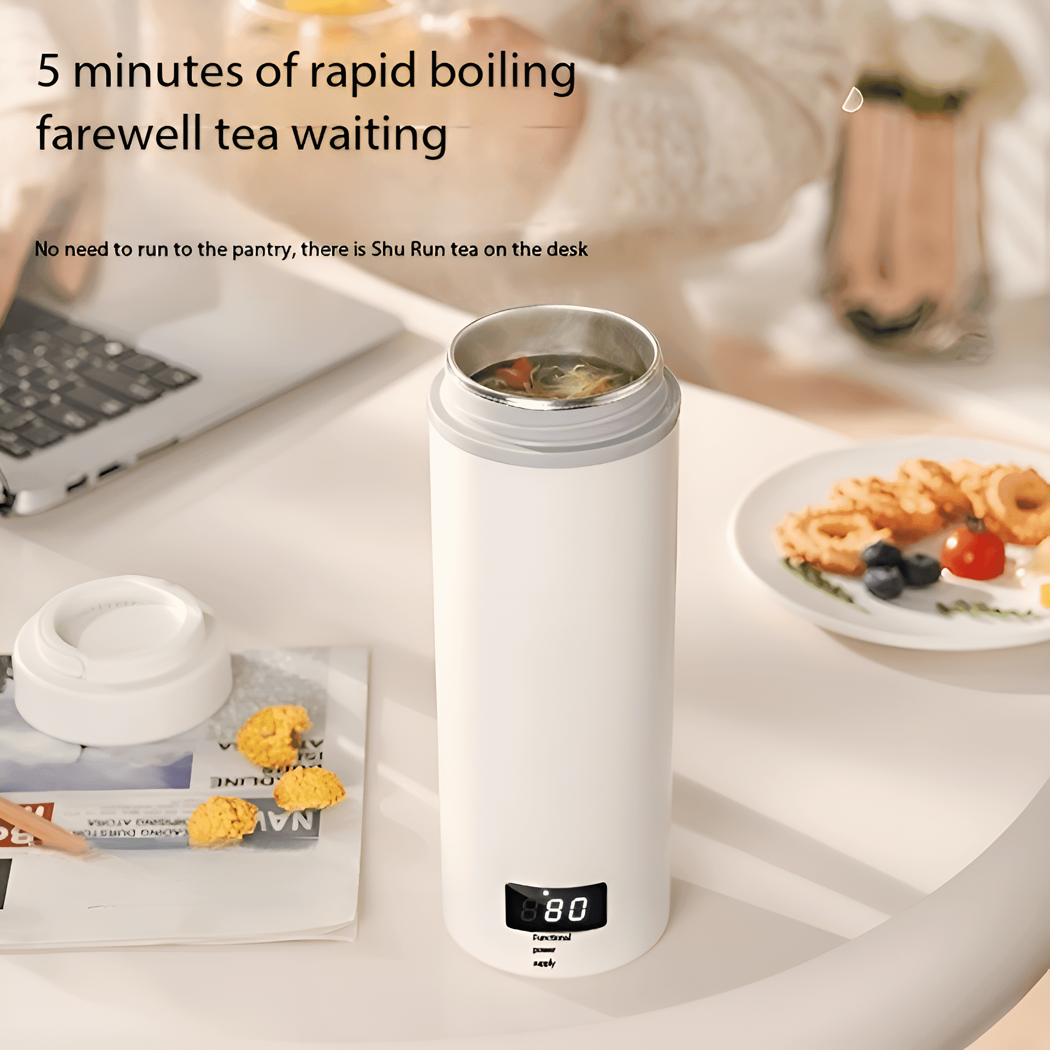 Weißer Thermosbecher mit Digitalanzeige. Text: 5 Minuten schnelles Aufkochen, Tee wartet.