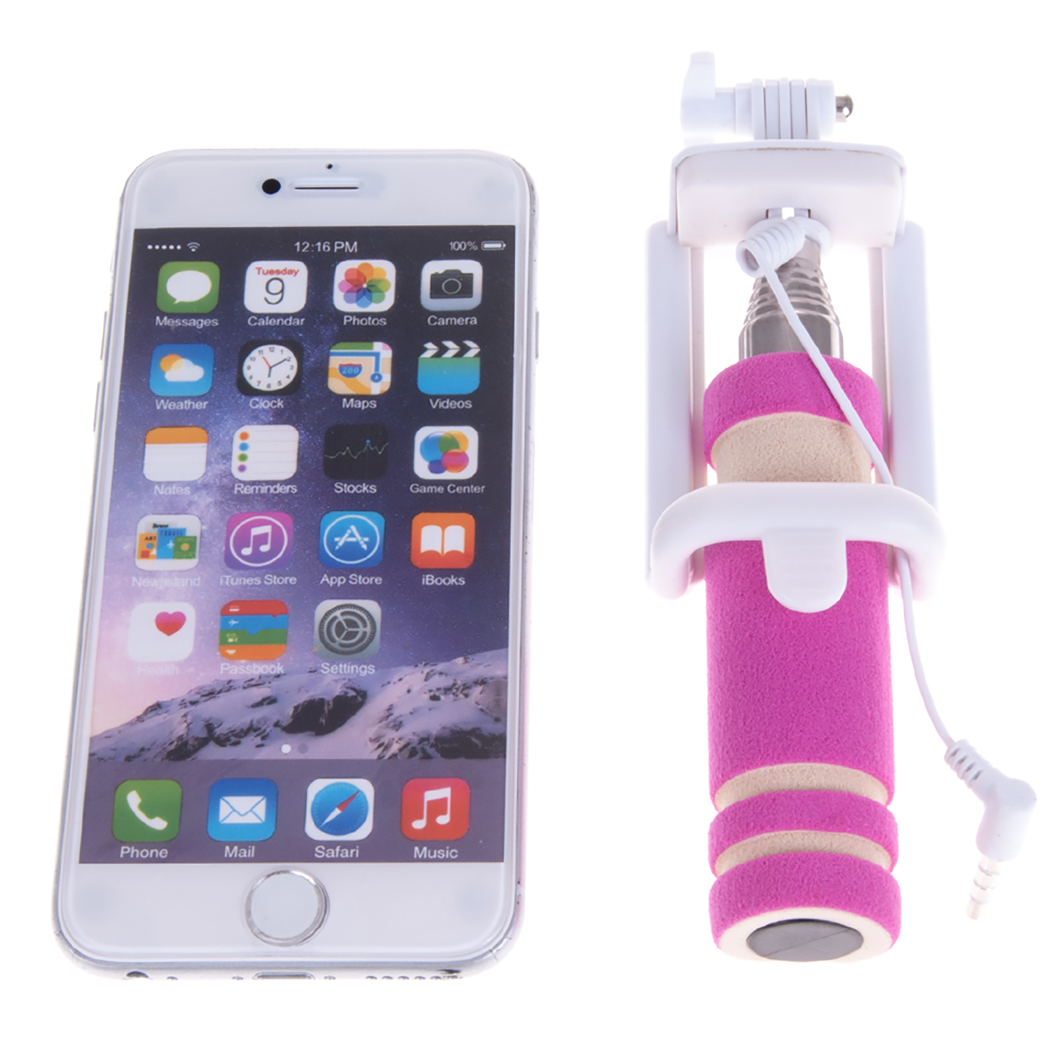 Un smartphone blanco junto a un palo selfie rosa con soporte para teléfono.
