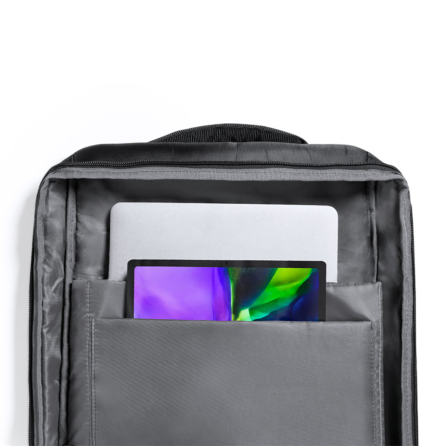 Uno zaino con un laptop e un tablet all'interno, su sfondo bianco. La borsa è nera e grigia.