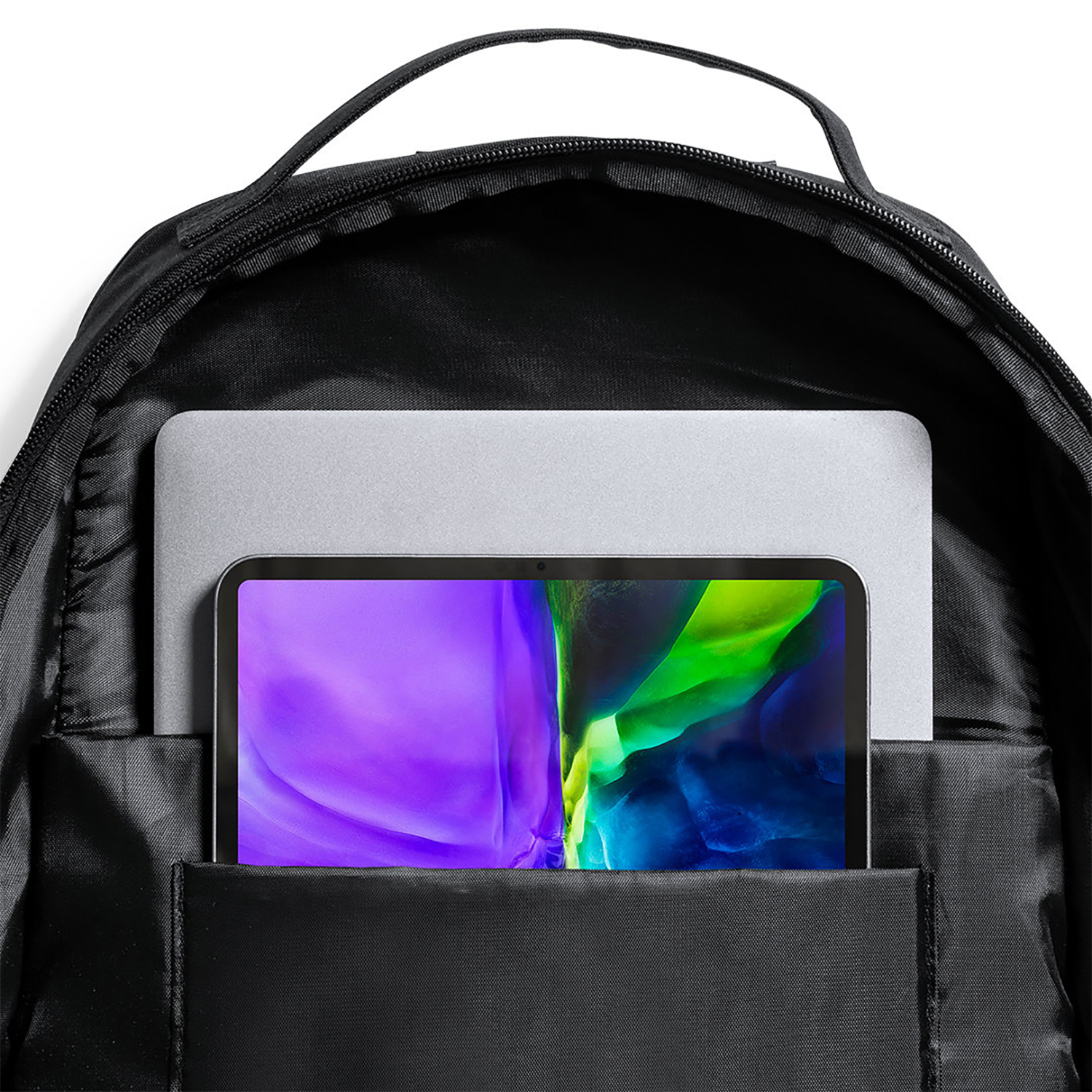 Zaino nero aperto, che mostra un tablet e un laptop all'interno, su bianco.