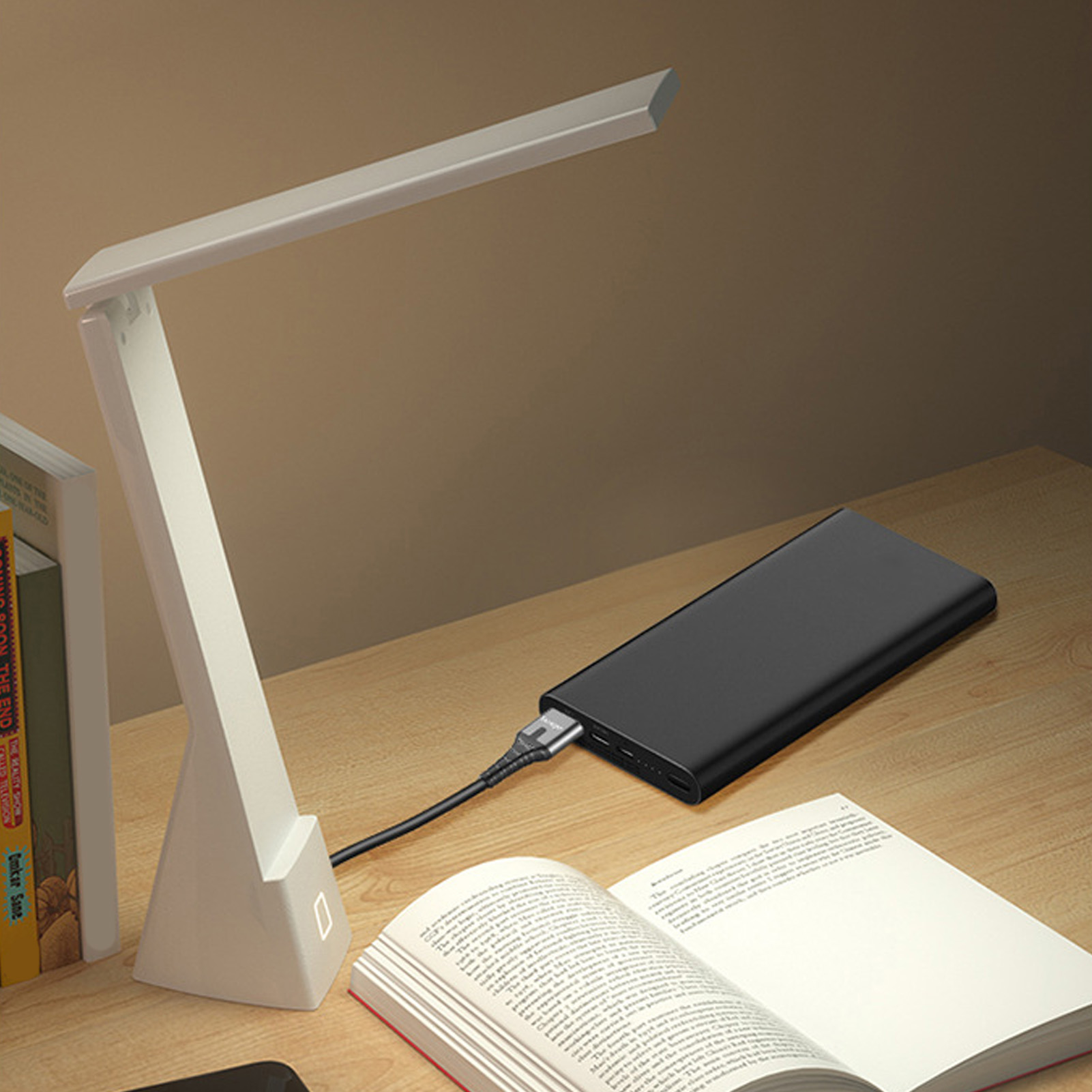 Zwei Tablet-Hüllen mit bunten Schmetterlingsdesigns, die Vorder-, Rück- und Seitenansichten zeigen.