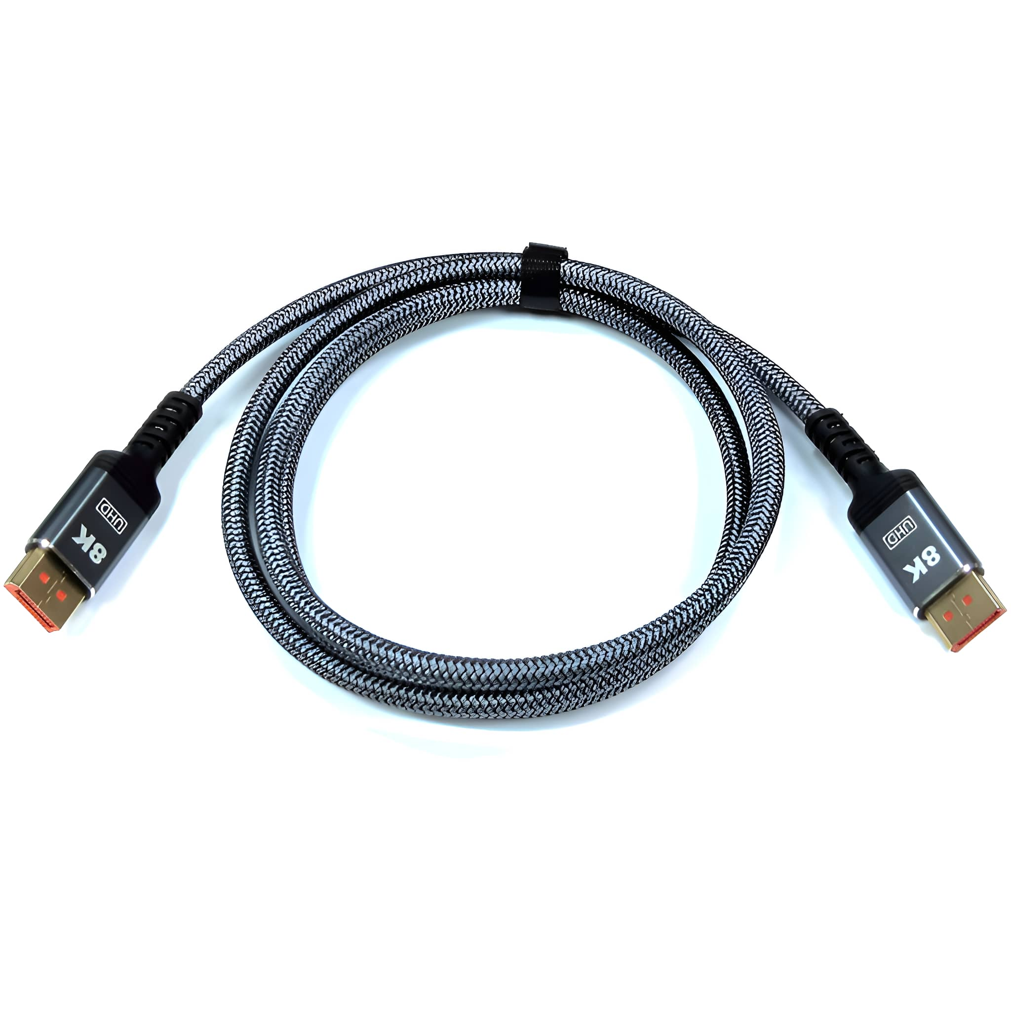 Ein 8K-HDMI-Kabel. Es ist grau und schwarz. Die Anschlüsse haben schwarze Enden mit der 8K-Bezeichnung.
