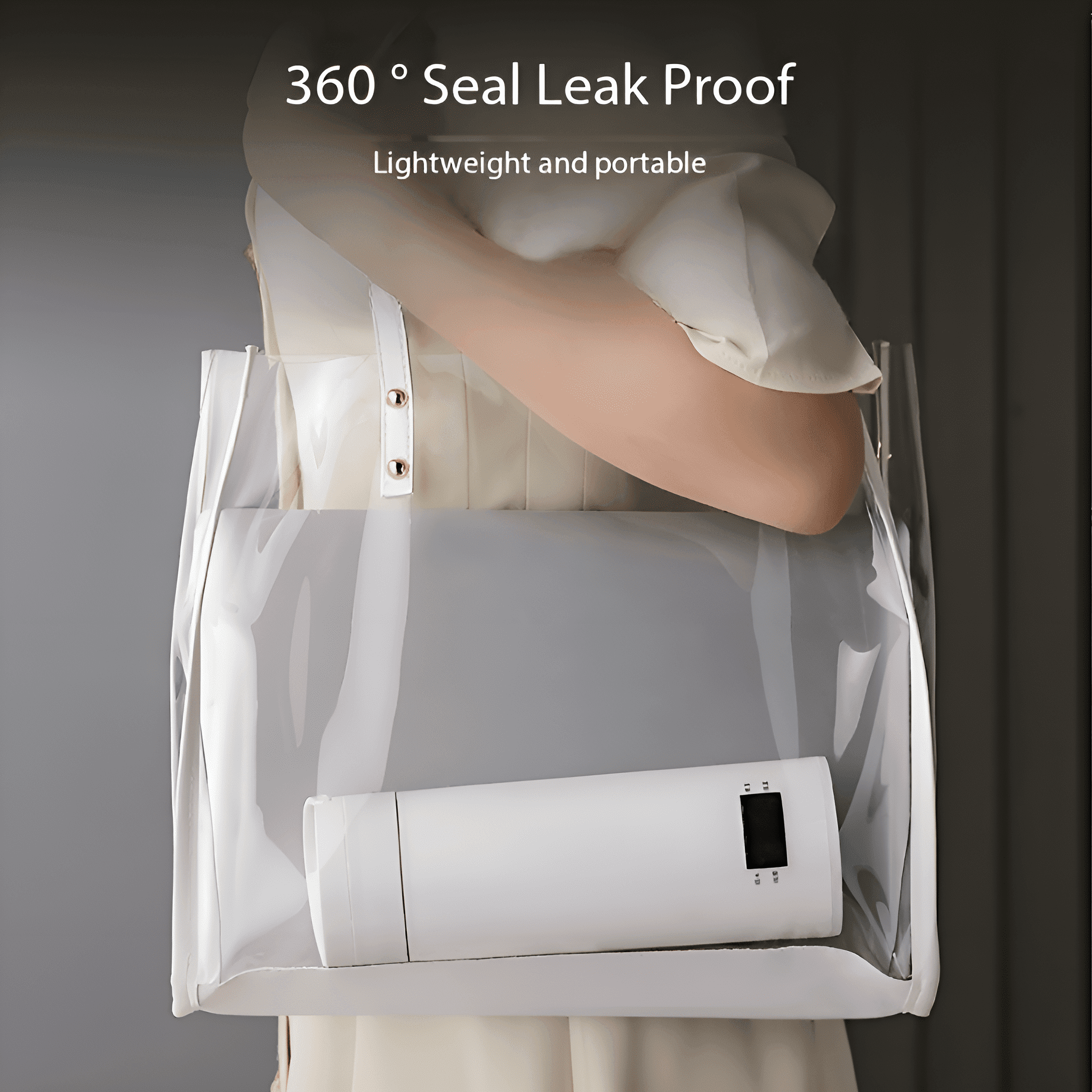 Eine Frau hält eine transparente Tasche mit einem weißen Thermosbecher. Text: 360° Auslaufsicher.