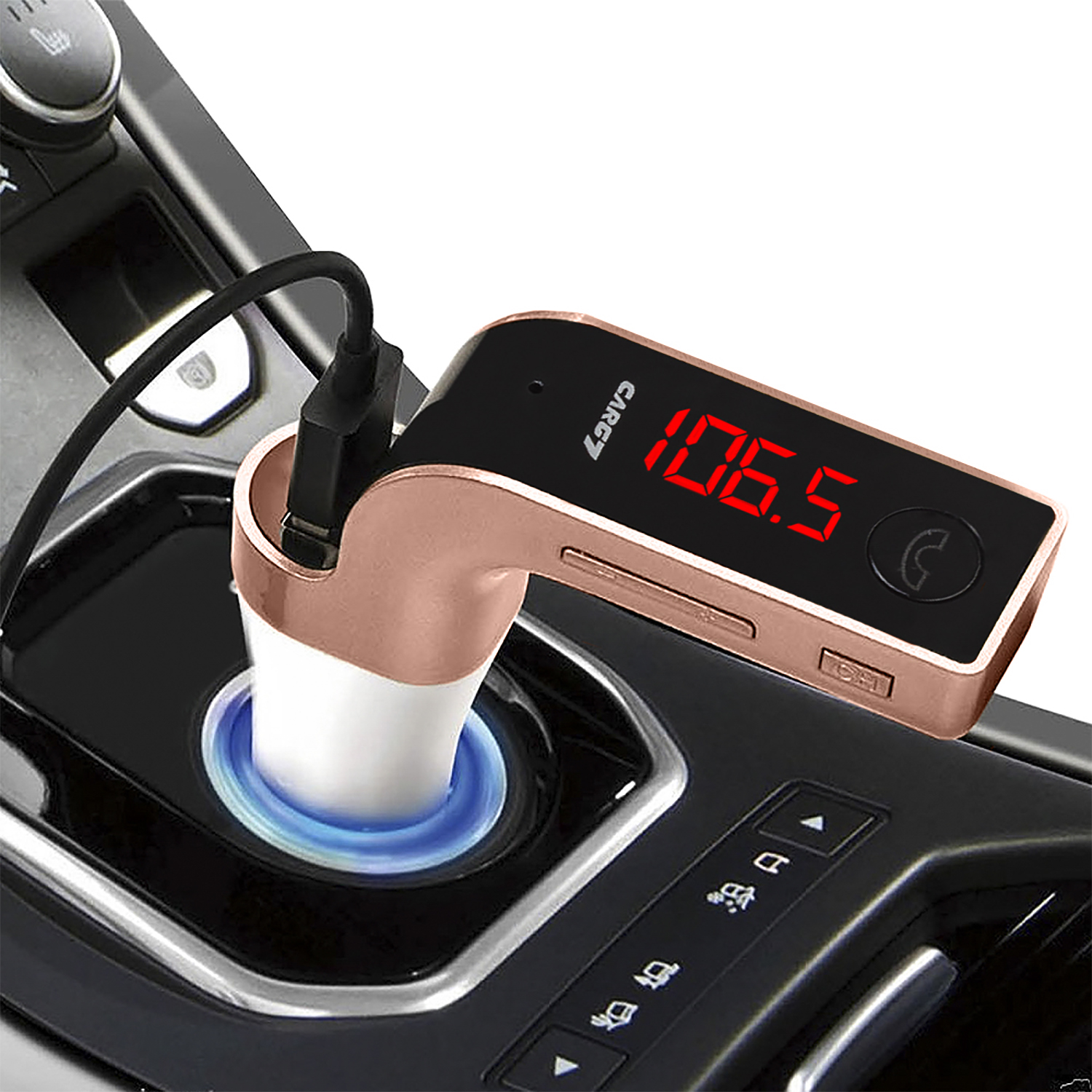 Un caricatore per auto color oro rosa con display digitale e cavo di ricarica nero, in un'auto.