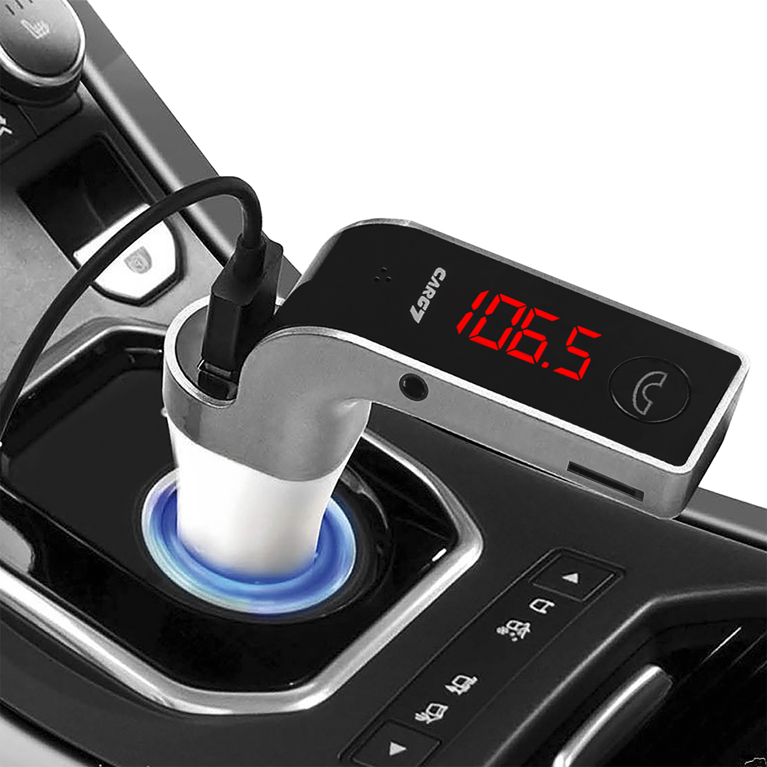 Cargador de coche negro que muestra la frecuencia de radio 106.5. Tiene un puerto USB y un botón de llamada.