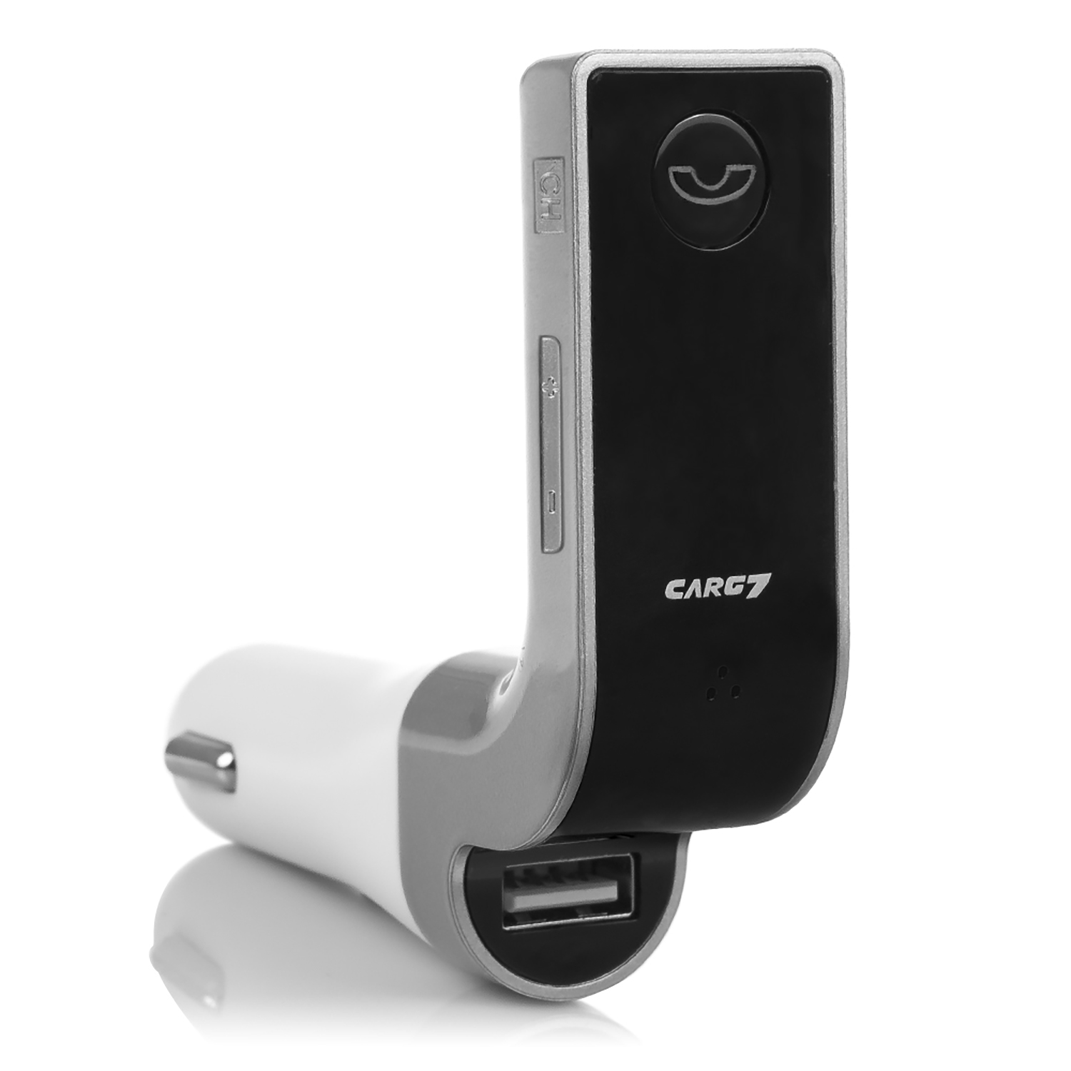 Adaptador de coche negro y plateado con puerto USB. Fondo blanco.