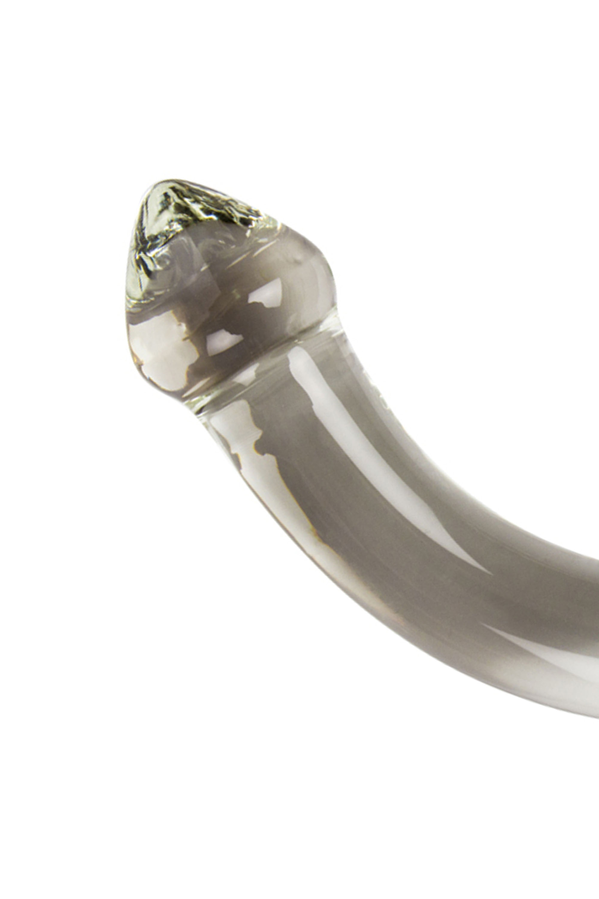 Ein klarer Glas-Sexspielzeug, gebogene Form, vor weißem Hintergrund. Die Spitze ist strukturiert, der Körper glatt.