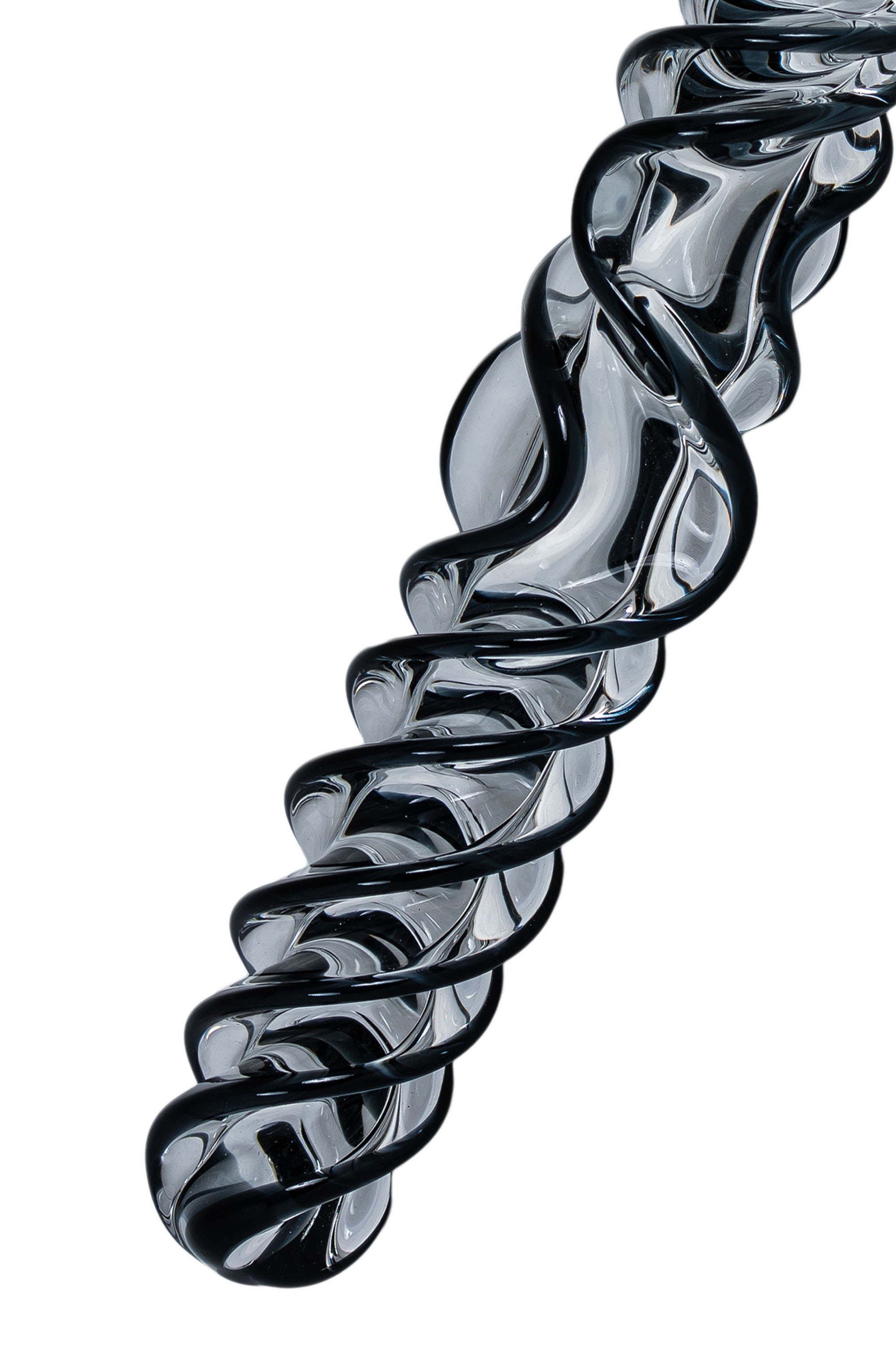 Eine verdrehte Glasskulptur in Schwarz und Klar. Die Form ist spiralförmig.