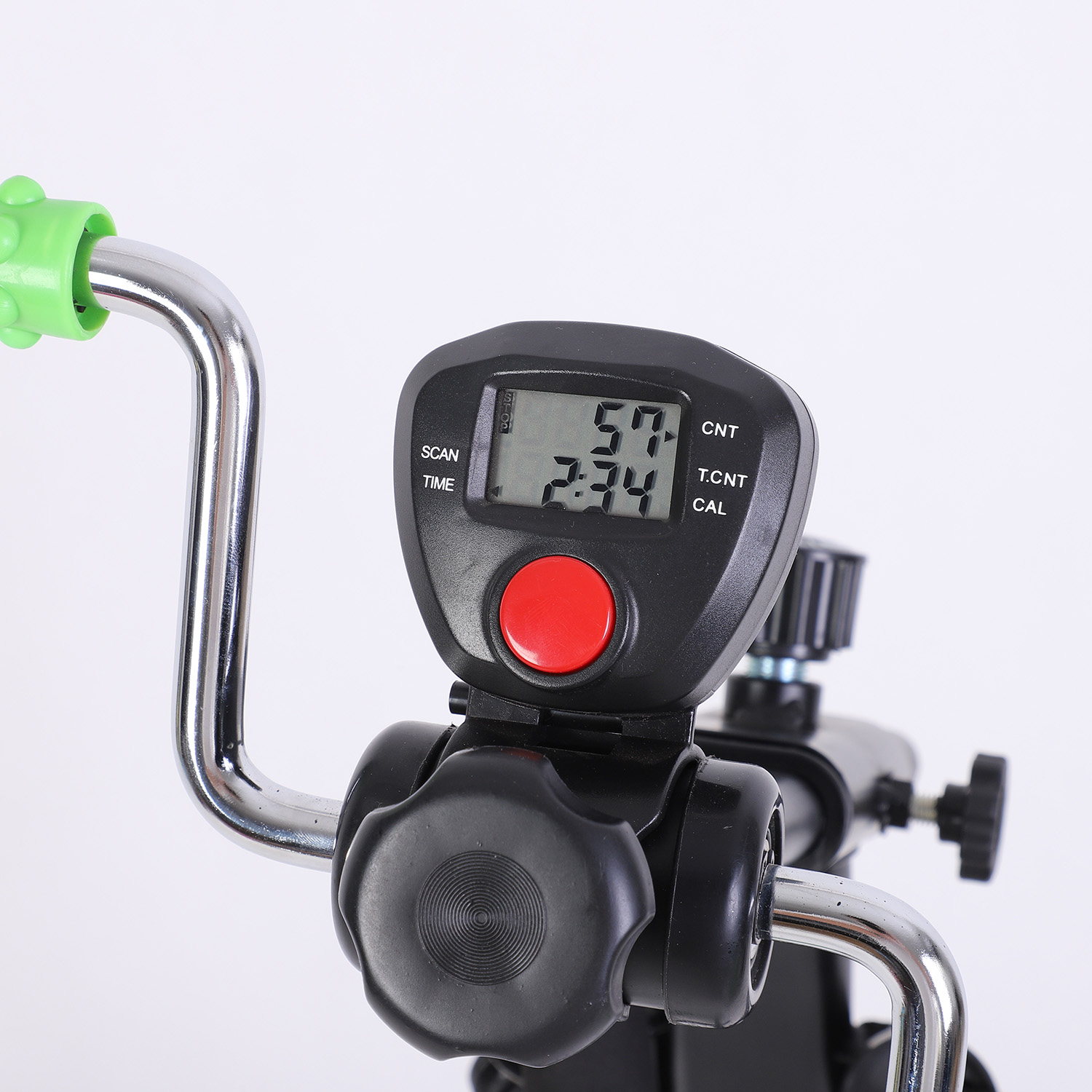 Pantalla digital en bicicleta estática mostrando tiempo, escaneo y datos de entrenamiento.