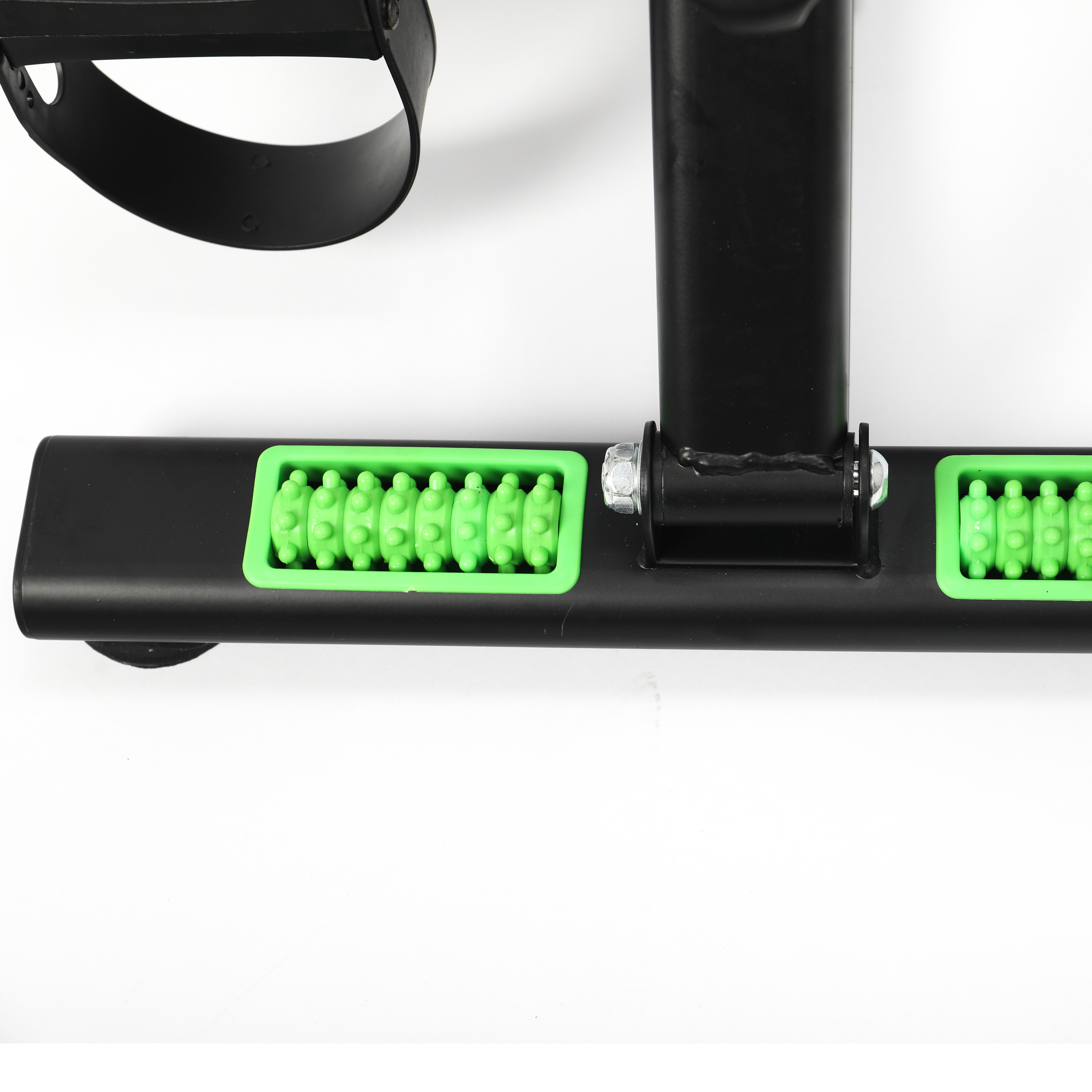 Rodillos de masaje verdes en un reposapiés de metal negro.