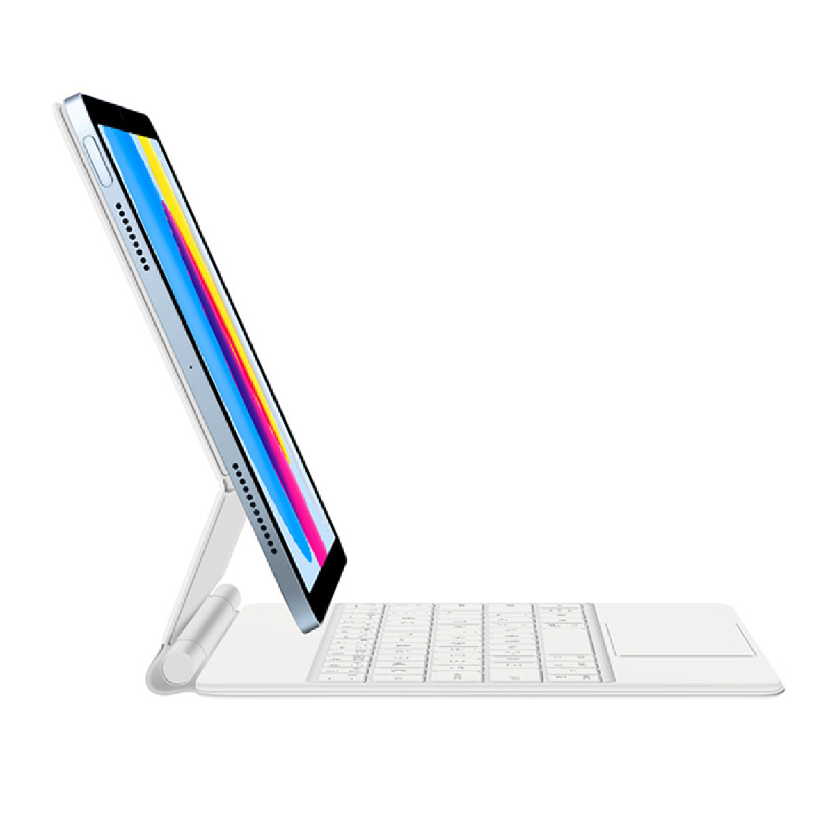 Tablet su una tastiera. Il tablet è angolato. Sfondo bianco.