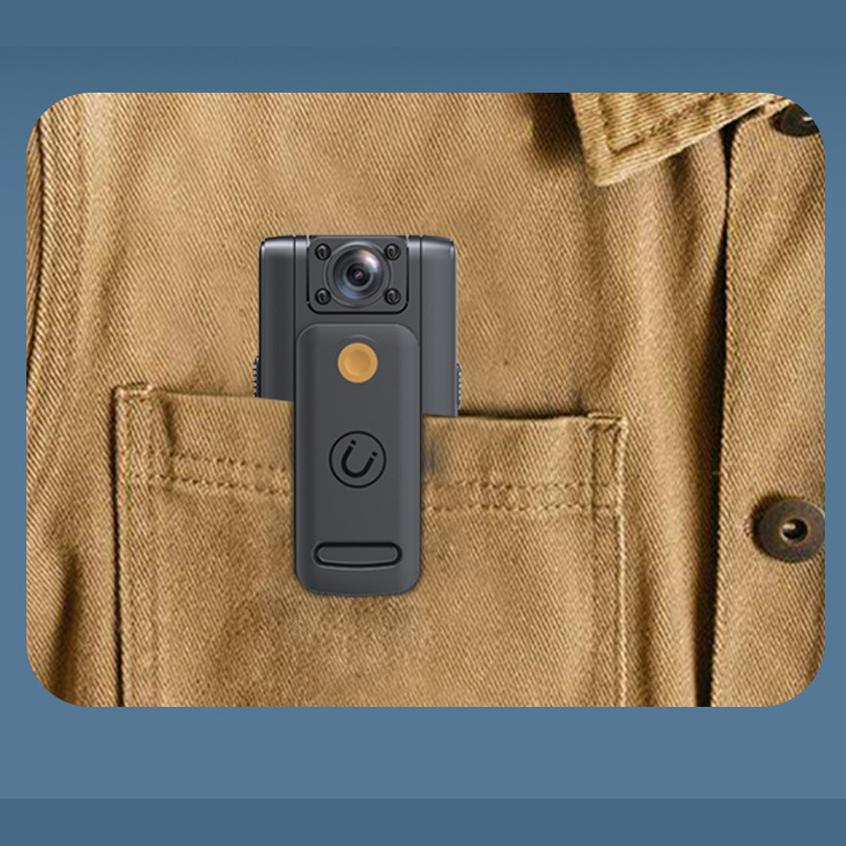 Eine kleine schwarze Kamera befindet sich in einer Tasche mit einem gelben Knopf. Der Hintergrund ist eine braune Jacke.