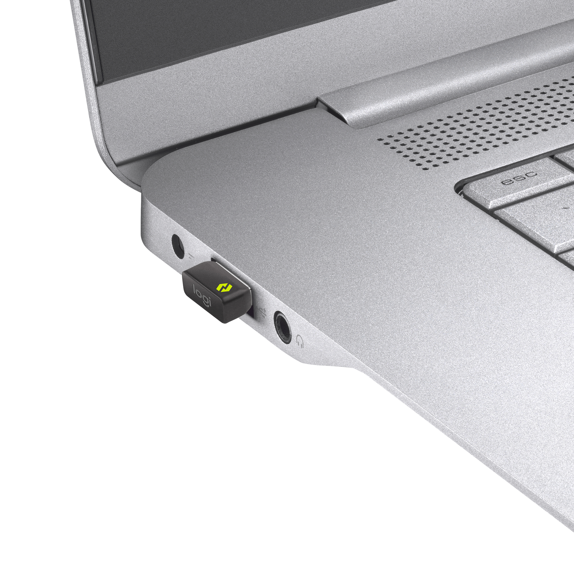 Czarny odbiornik Logitech jest podłączony do portu USB laptopa.